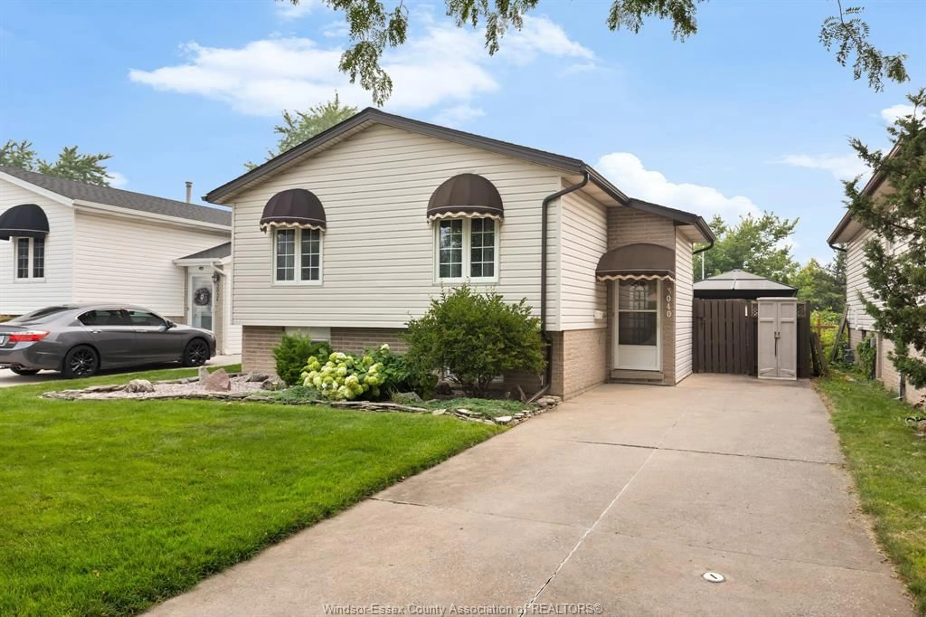 Home with vinyl exterior material, street for 3040 LOEBACH, Windsor Ontario N8T 3M7