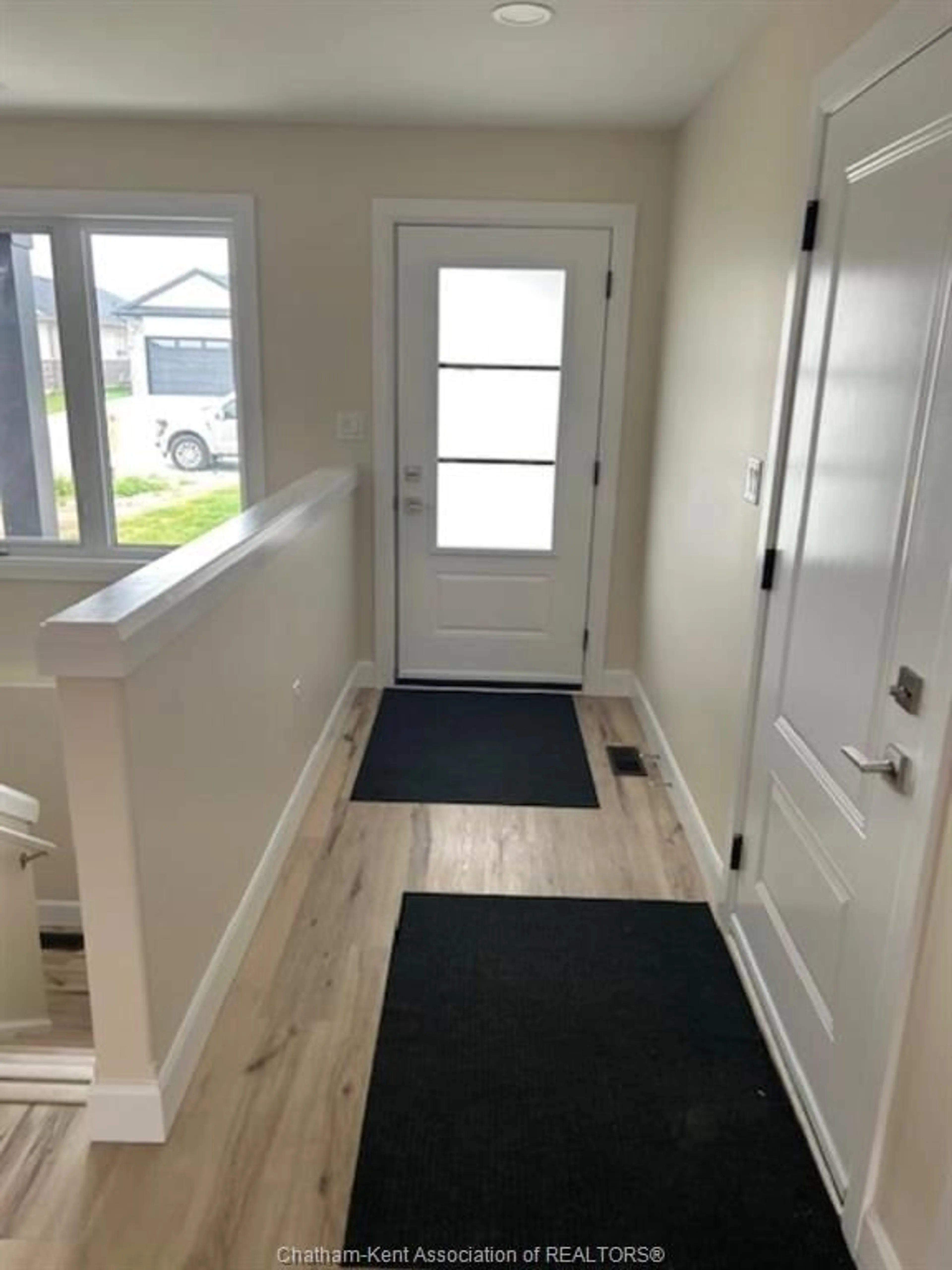 Indoor entryway for 171 IRONWOOD Trail, Chatham Ontario N7M 0T3
