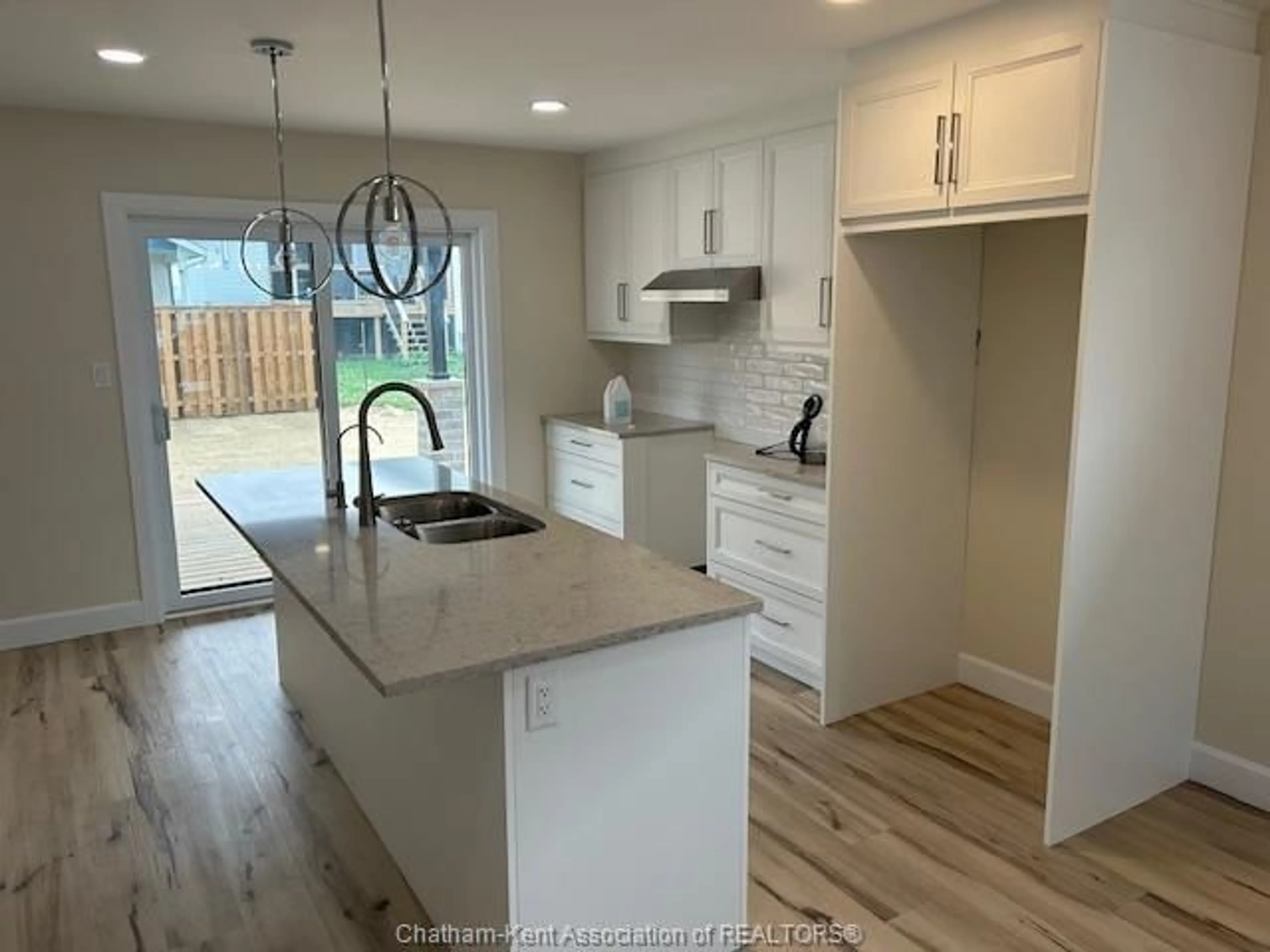 Open concept kitchen, unknown for 171 IRONWOOD Trail, Chatham Ontario N7M 0T3