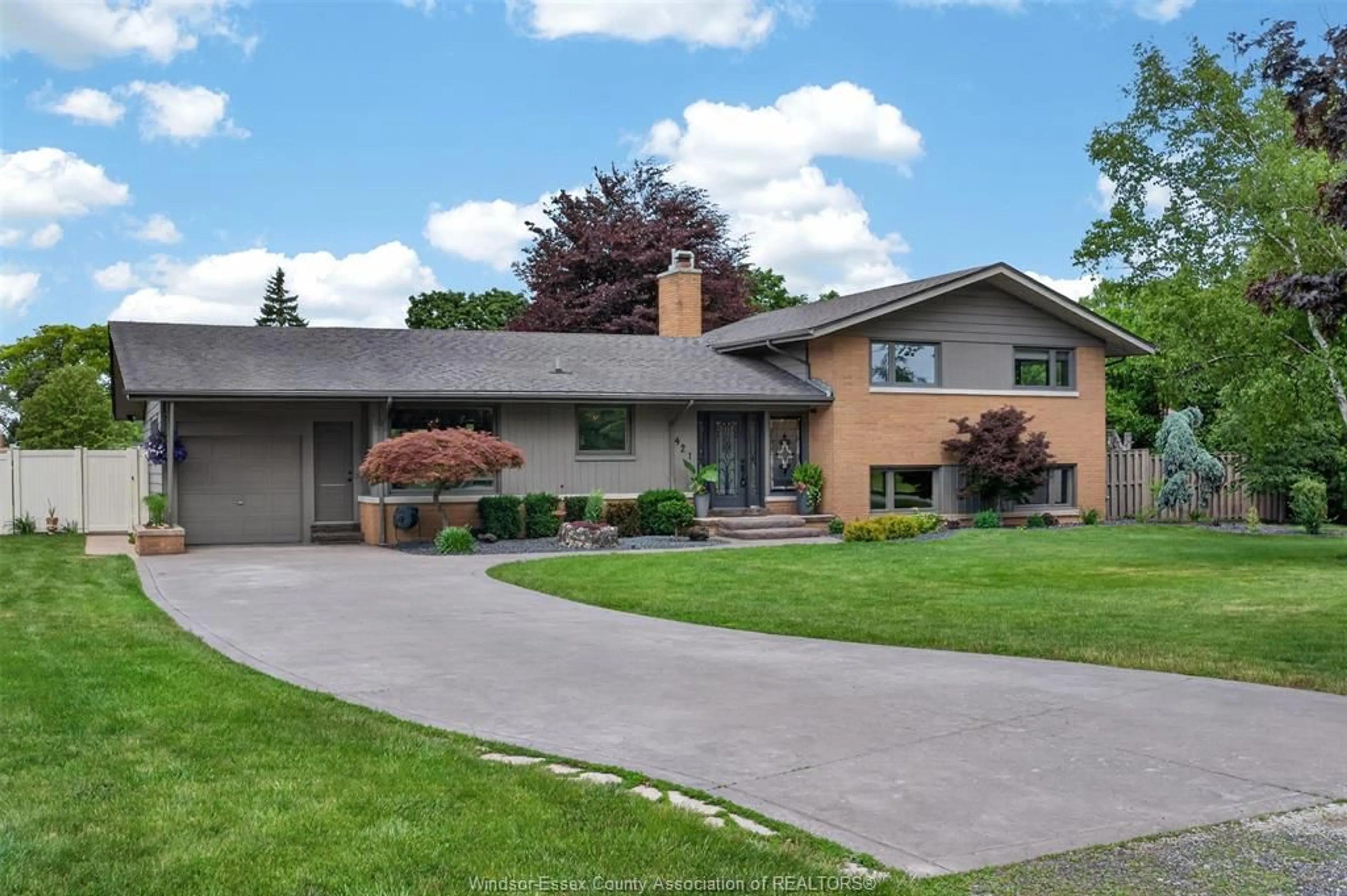 Home with vinyl exterior material, street for 421 Arlington, Tecumseh Ontario N8N 2K1