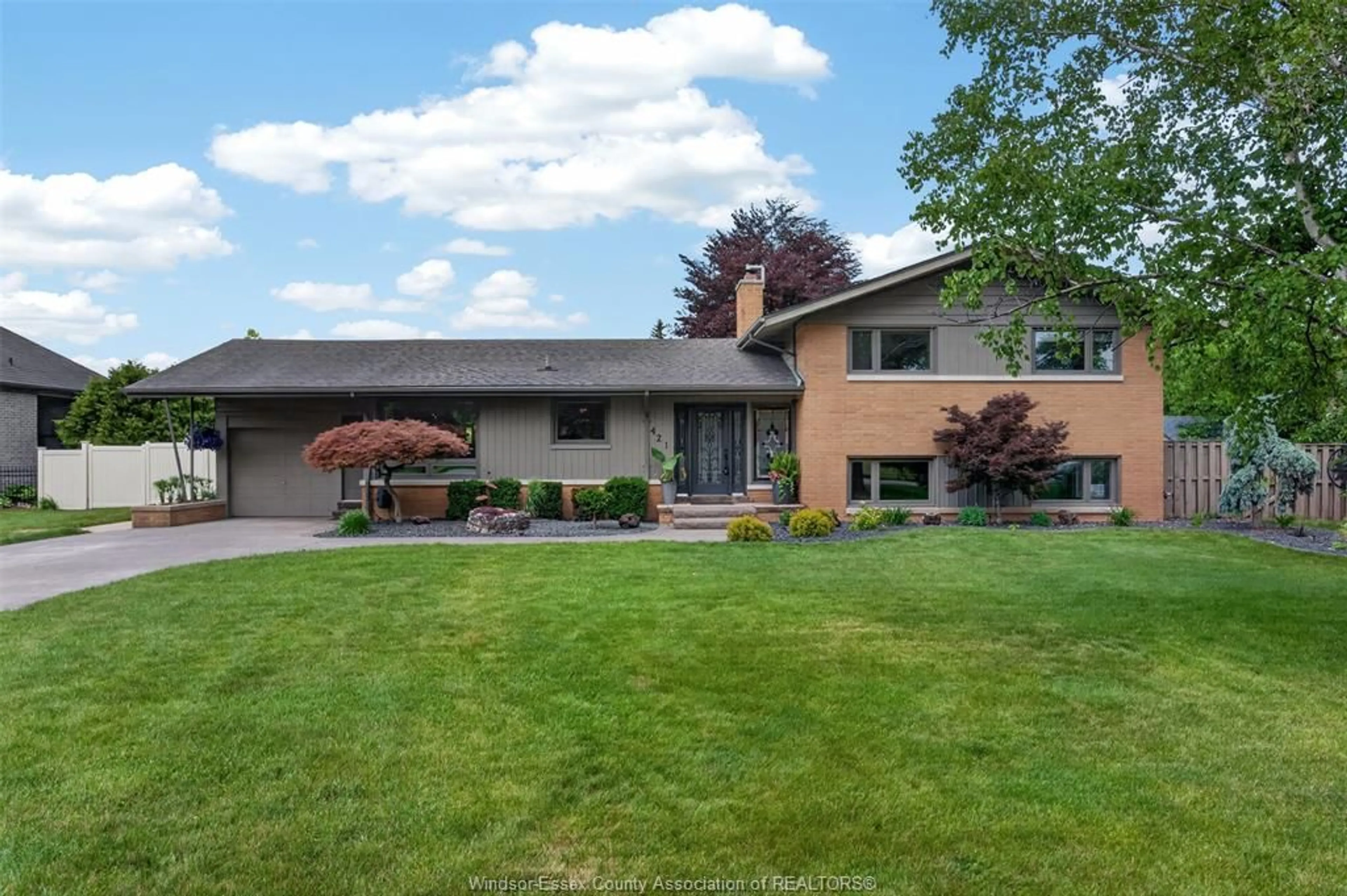 Home with vinyl exterior material, street for 421 Arlington, Tecumseh Ontario N8N 2K1