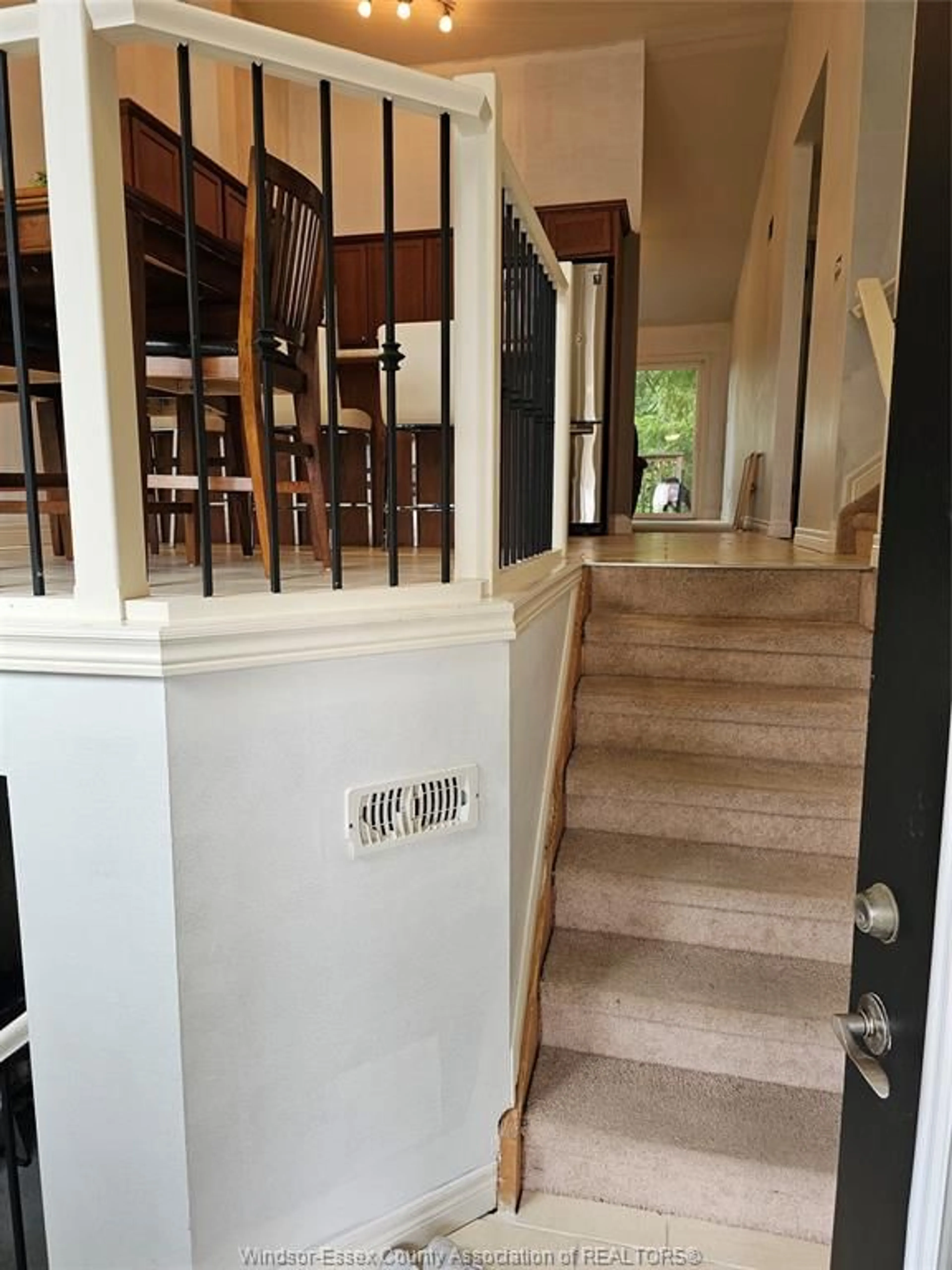 Indoor foyer for 133 FORHAN St, Amherstburg Ontario N9V 1B7