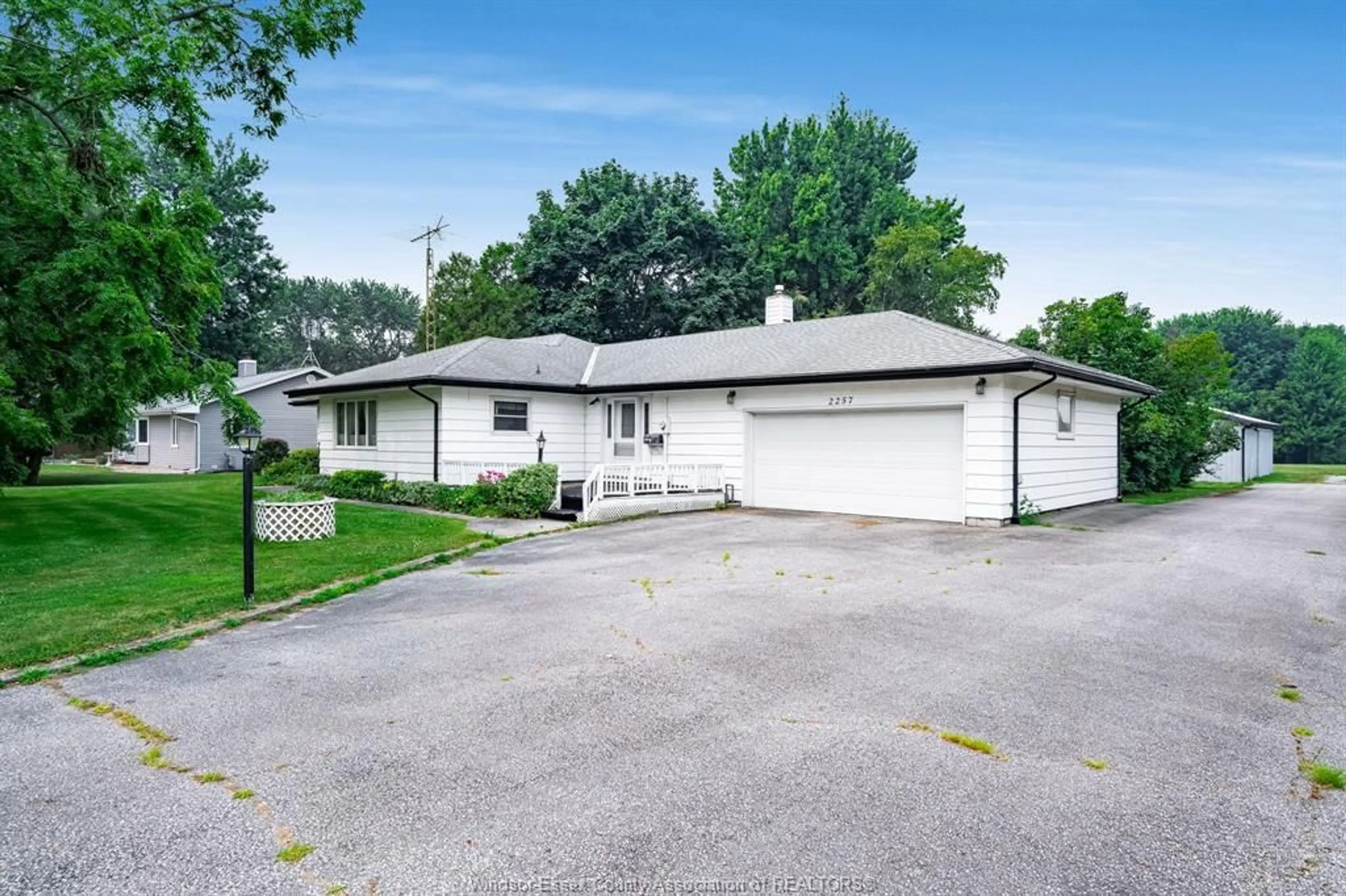 A pic from outside/outdoor area/front of a property/back of a property/a pic from drone, street for 2257 Division Rd, Kingsville Ontario N9Y 2Z4
