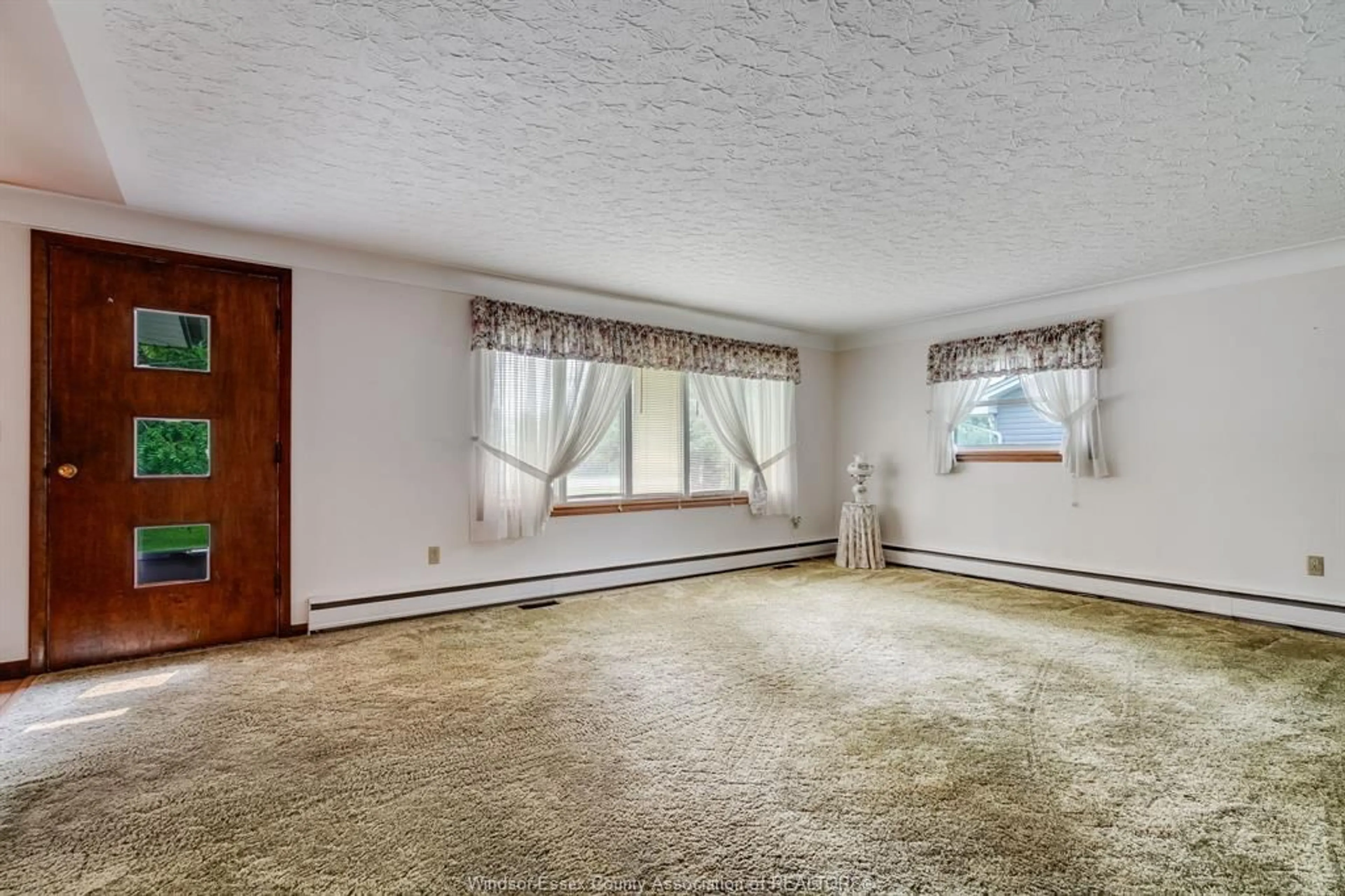 A pic of a room for 2257 Division Rd, Kingsville Ontario N9Y 2Z4