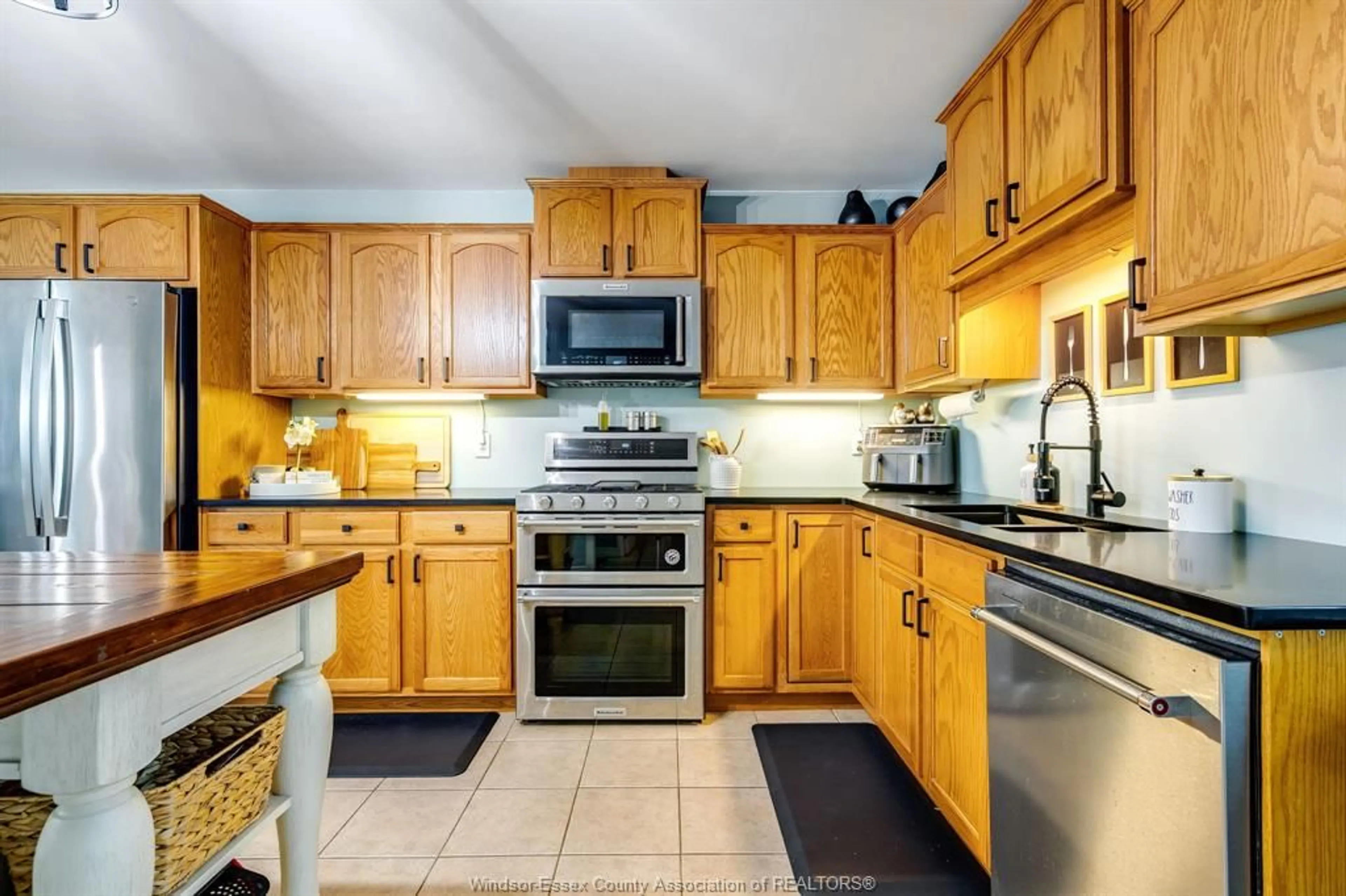 Standard kitchen, ceramic/tile floor for 34 Cranberry Crt, Essex Ontario N8M 3G5