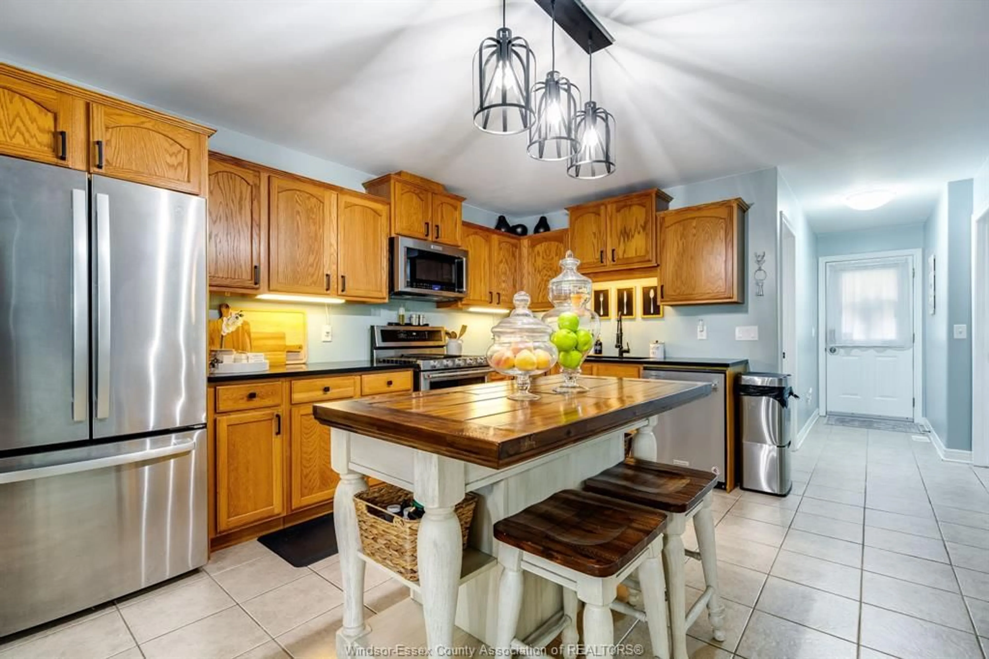 Open concept kitchen, ceramic/tile floor for 34 Cranberry Crt, Essex Ontario N8M 3G5