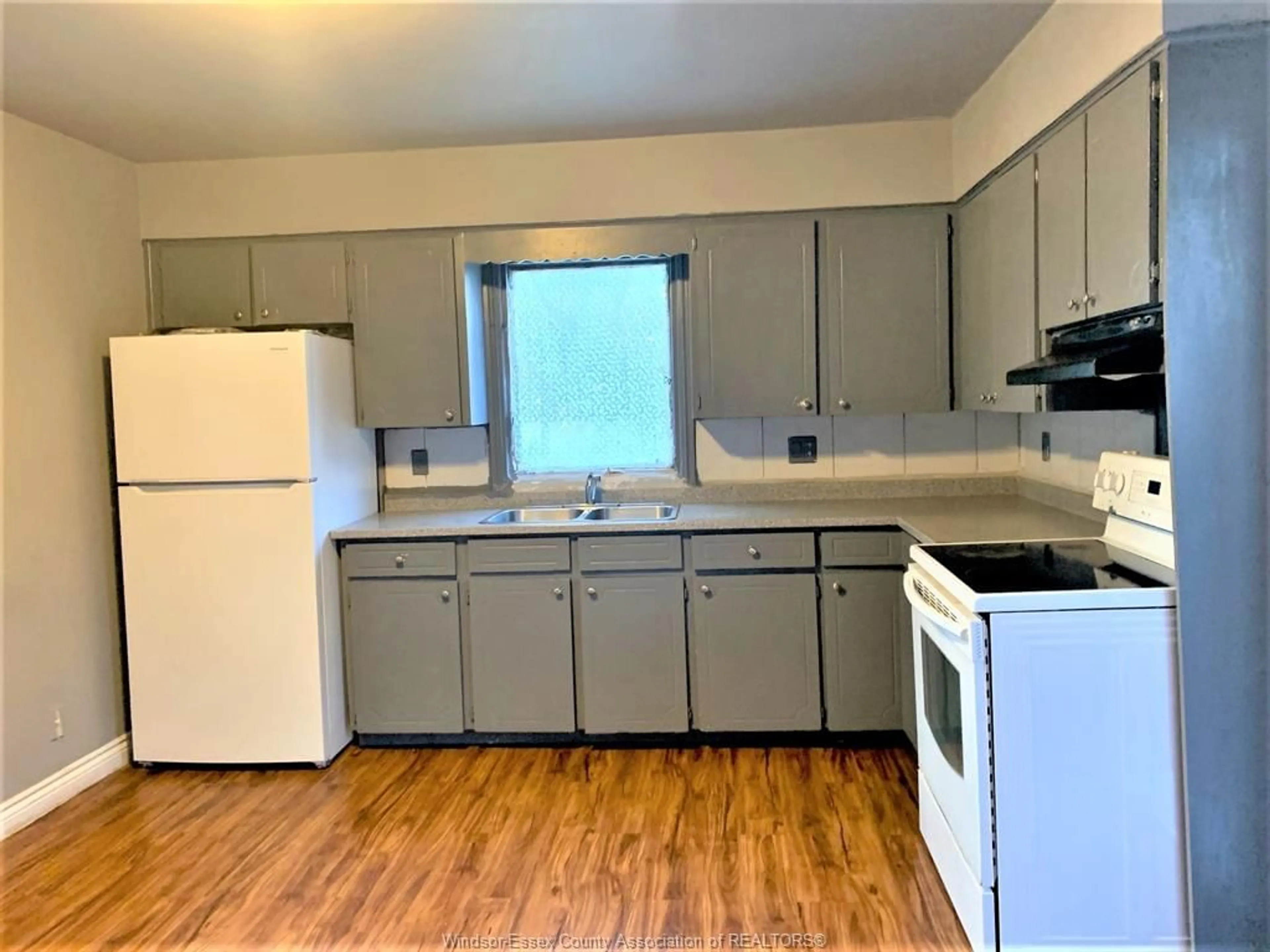 Standard kitchen, unknown for 1076 DOUGALL, Windsor Ontario N9A 4R5