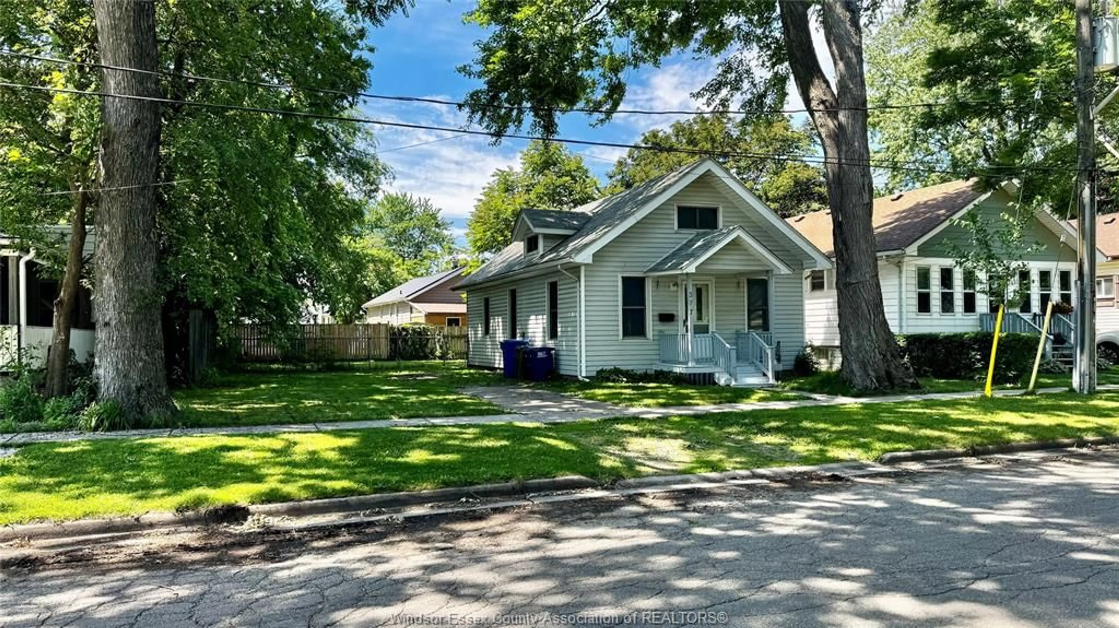 A pic from outside/outdoor area/front of a property/back of a property/a pic from drone, street for 377 CHAPPELL, Windsor Ontario N9C 3C6