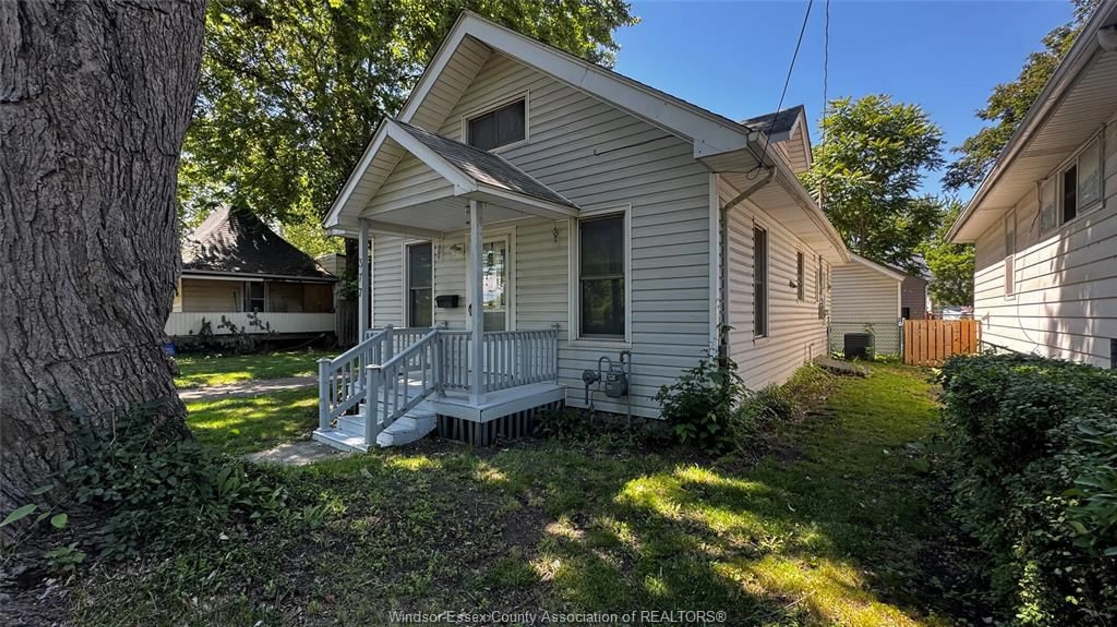 A pic from outside/outdoor area/front of a property/back of a property/a pic from drone, street for 377 CHAPPELL, Windsor Ontario N9C 3C6