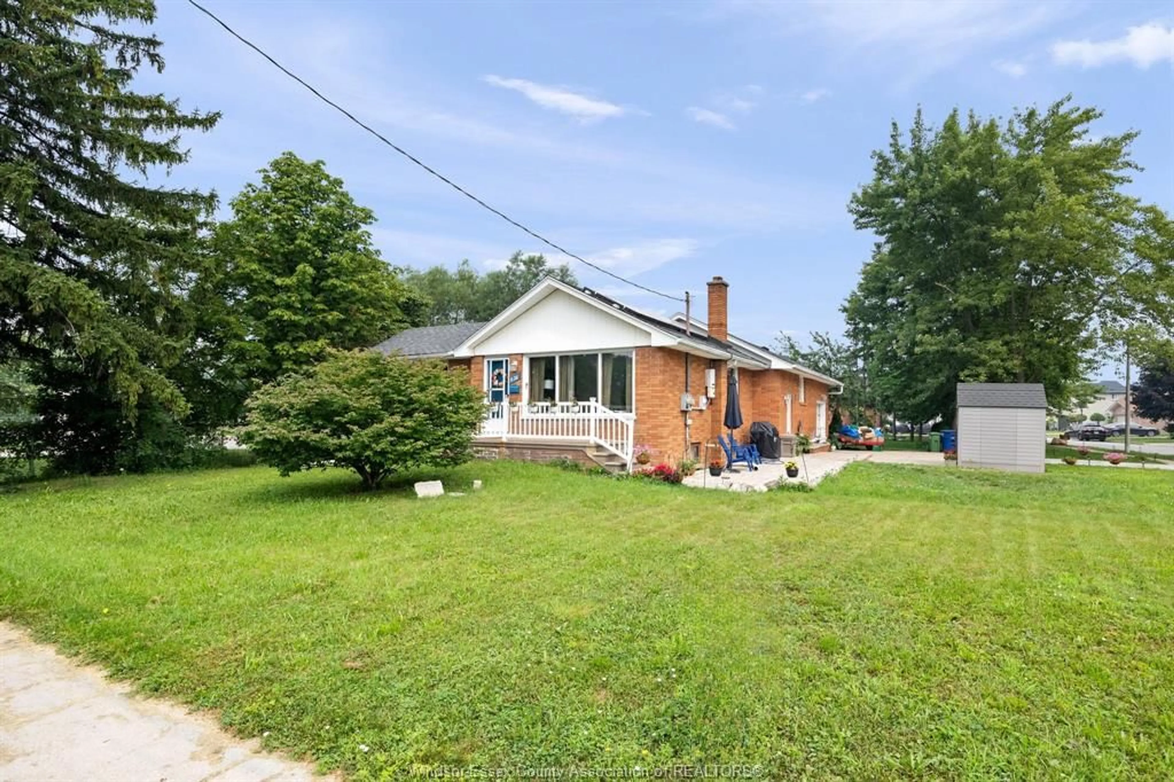 A pic from outside/outdoor area/front of a property/back of a property/a pic from drone, street for 636 CABANA, Windsor Ontario N9G 1A4