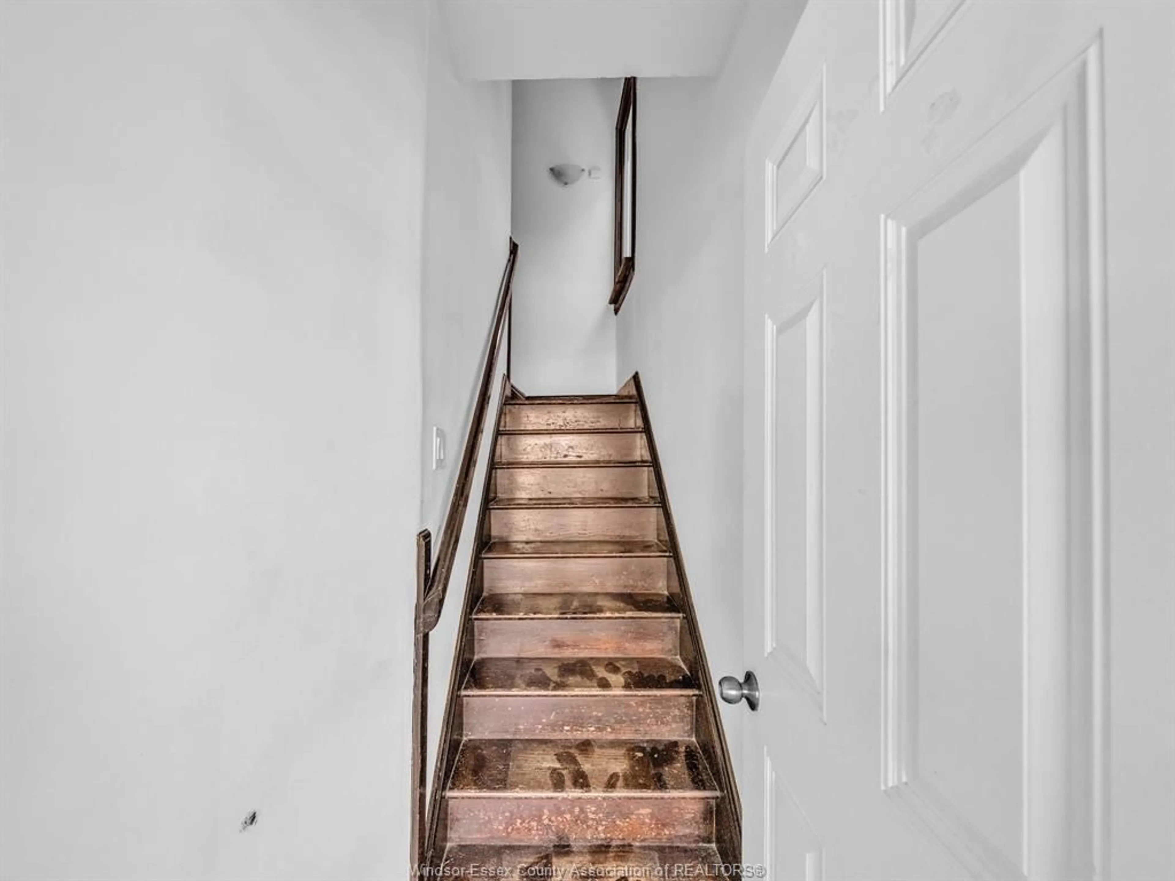 Stairs for 527-531 MCEWAN Ave, Windsor Ontario N9B 2E7