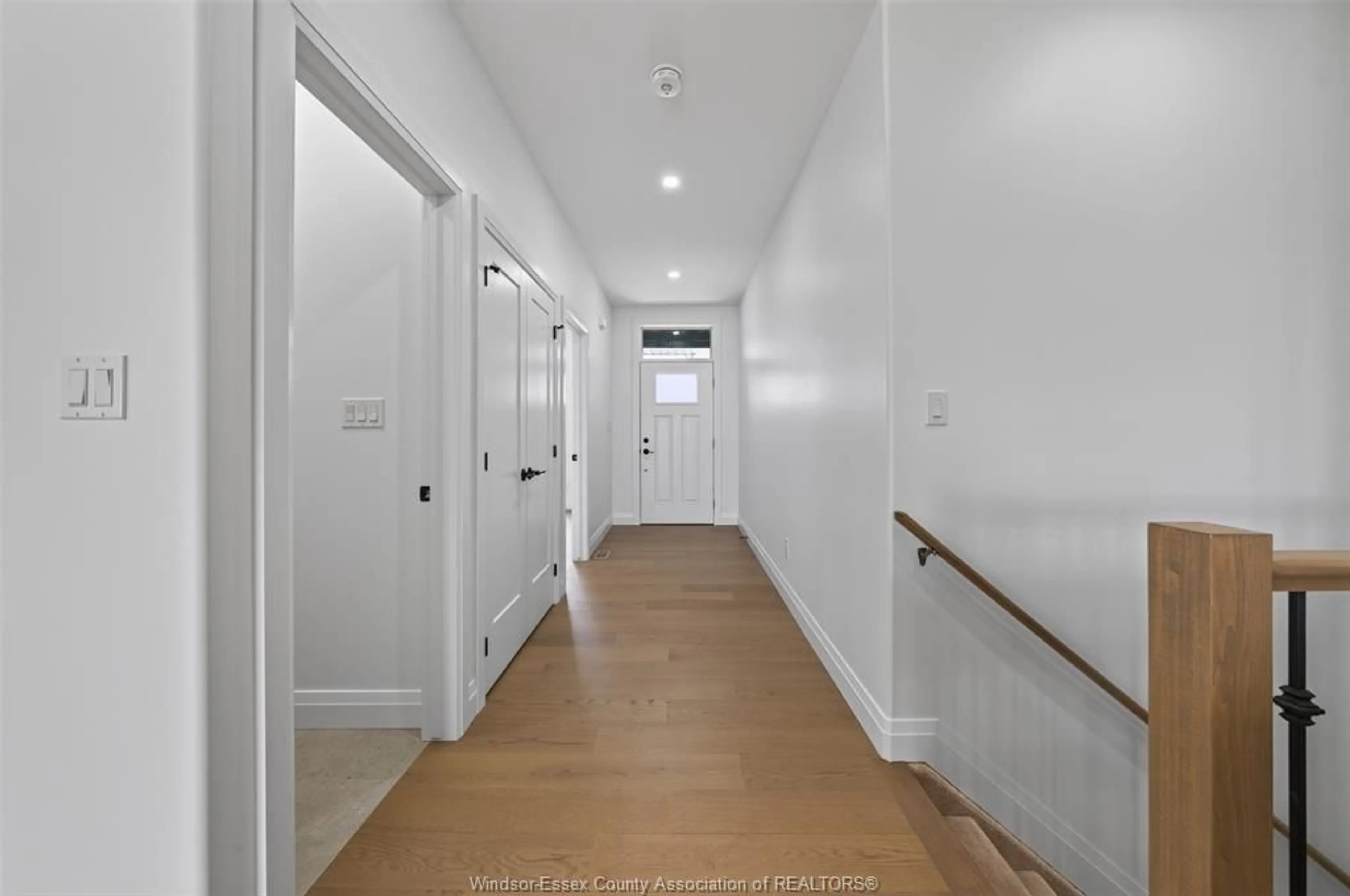 Indoor foyer for 2614 BARKLEY Ave, Windsor Ontario N8P 0E9