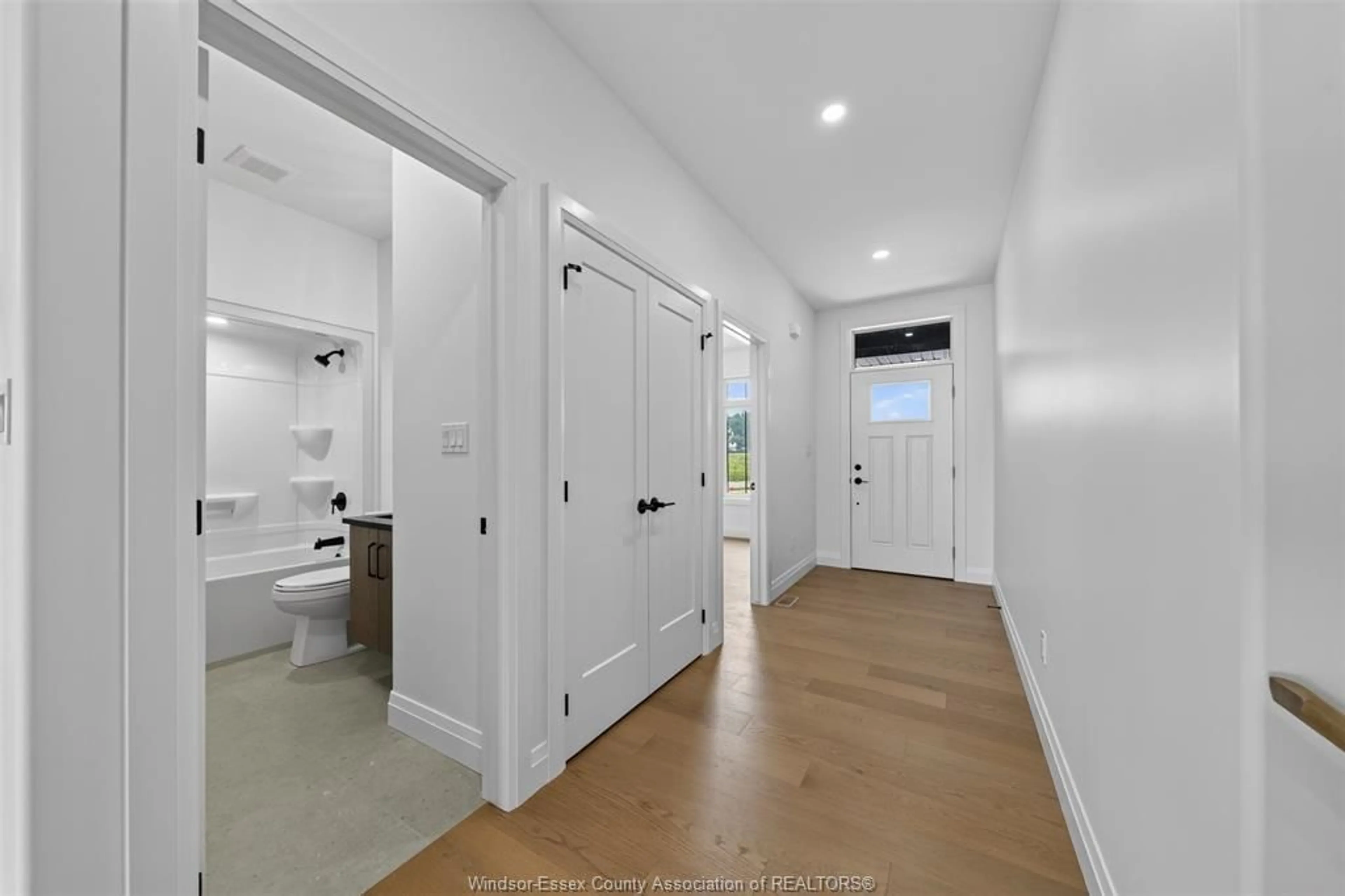 Indoor entryway for 2614 BARKLEY Ave, Windsor Ontario N8P 0E9