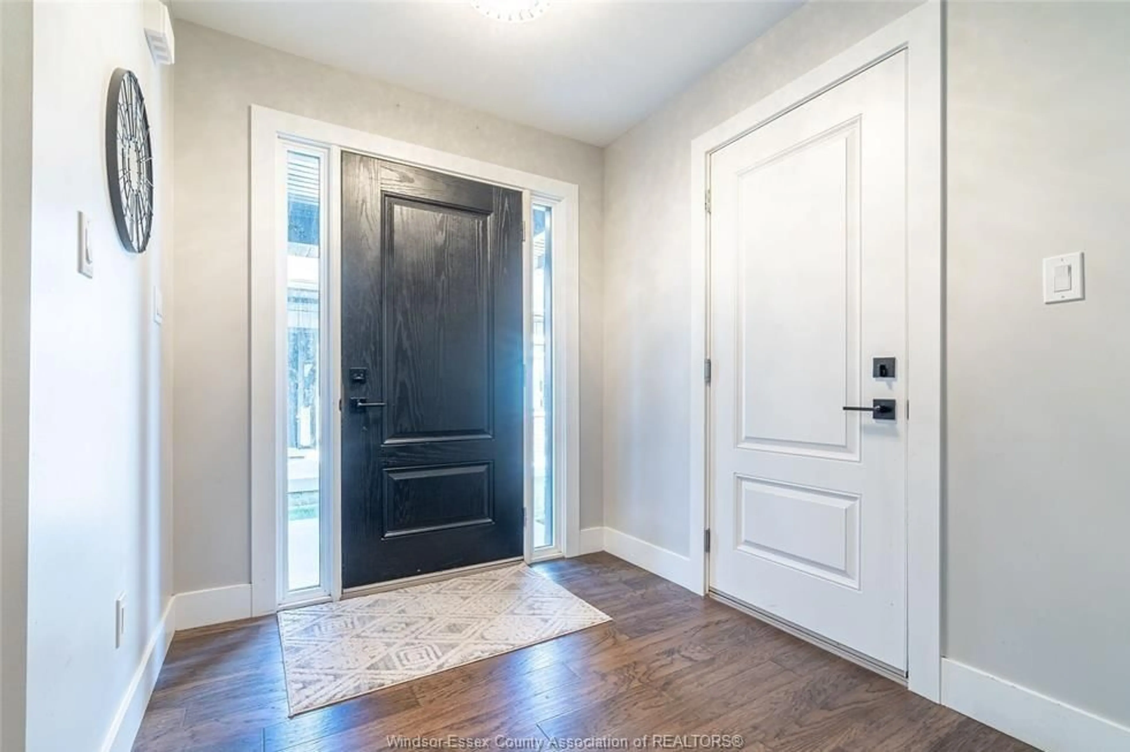 Indoor entryway for 38 Bordeaux Pl, Chatham Ontario N7M 0S4