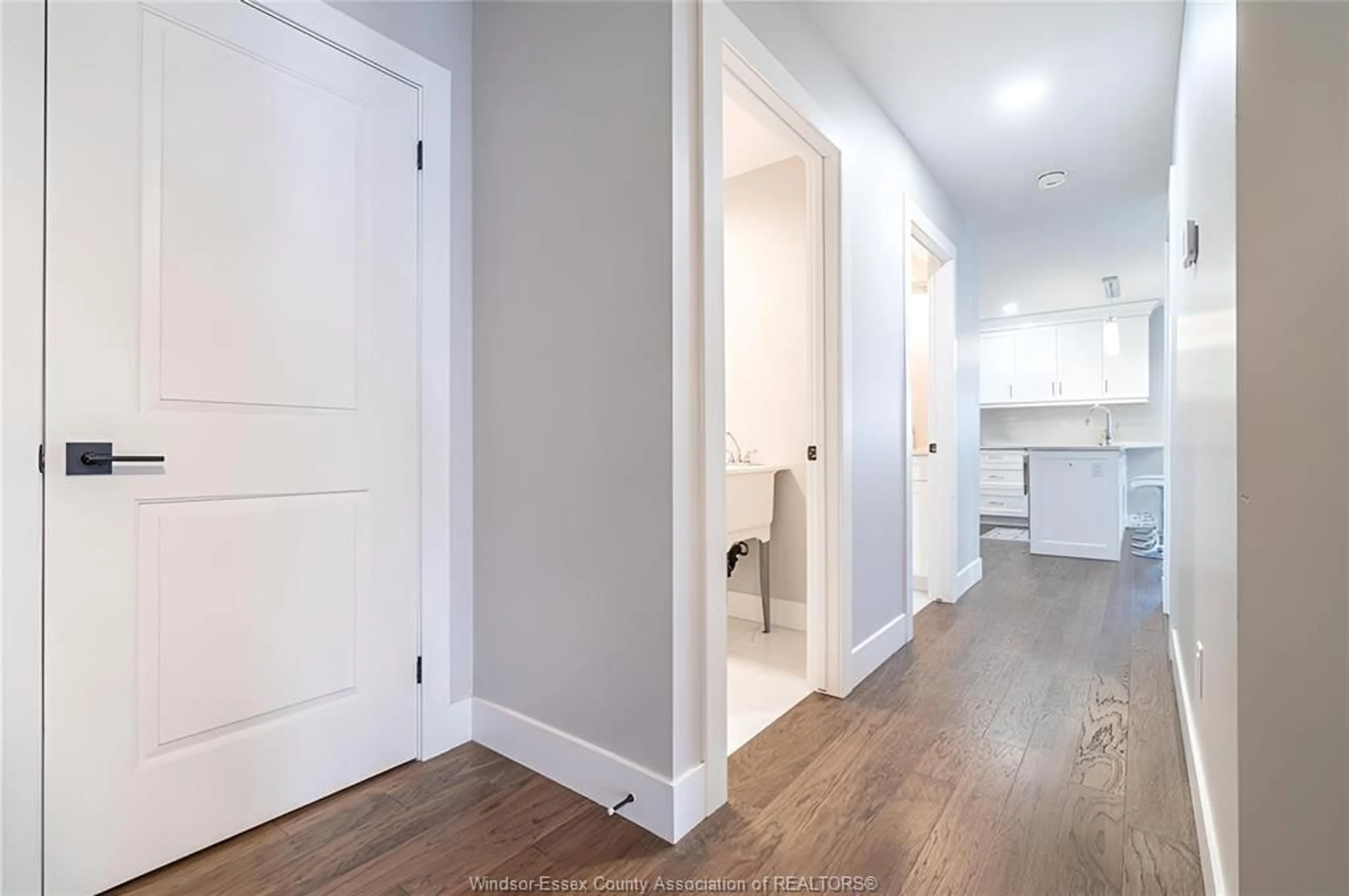 Indoor entryway for 38 Bordeaux Pl, Chatham Ontario N7M 0S4