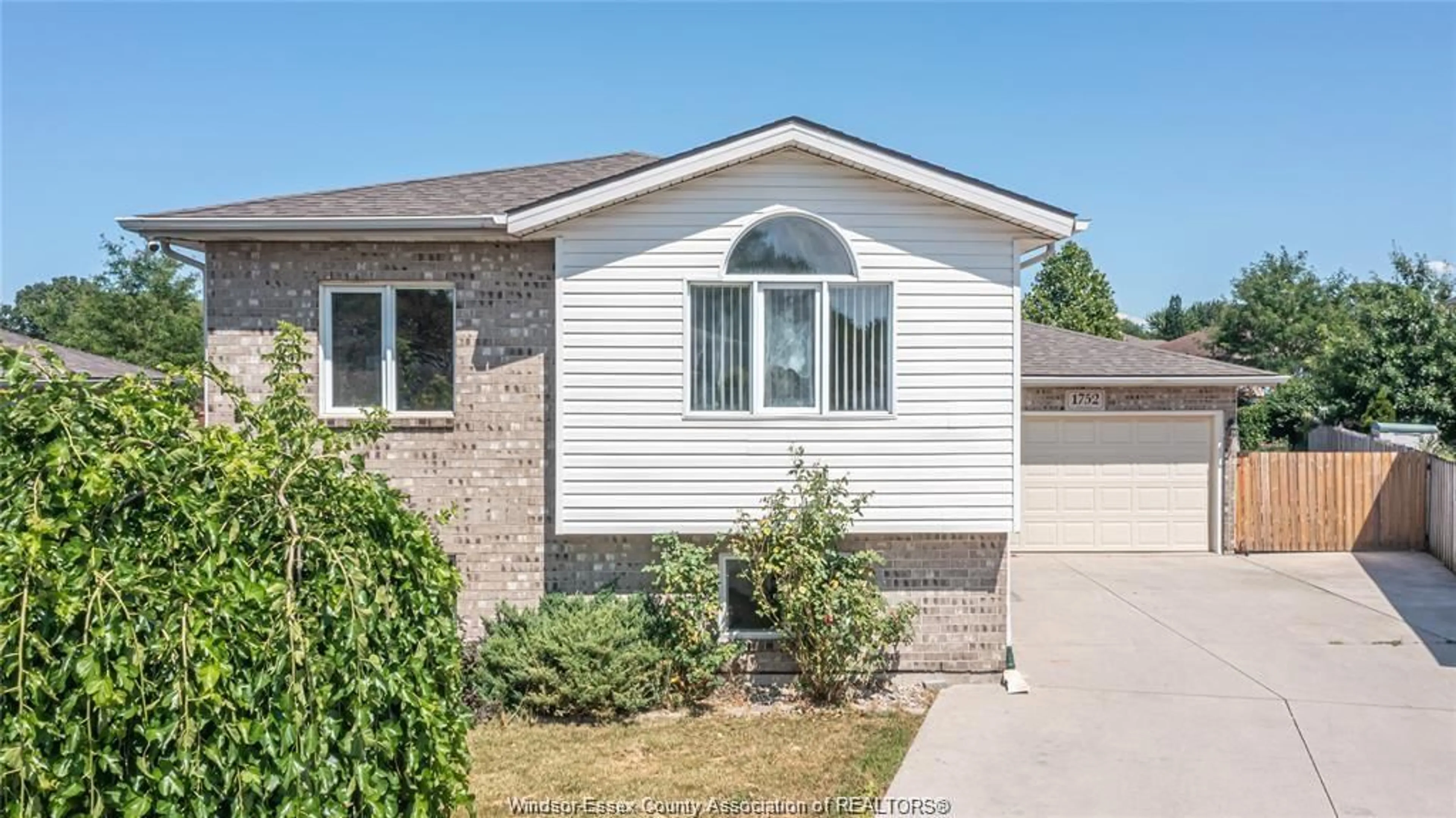 Home with vinyl exterior material, street for 1752 VICKY Cir, Windsor Ontario N8W 5P7