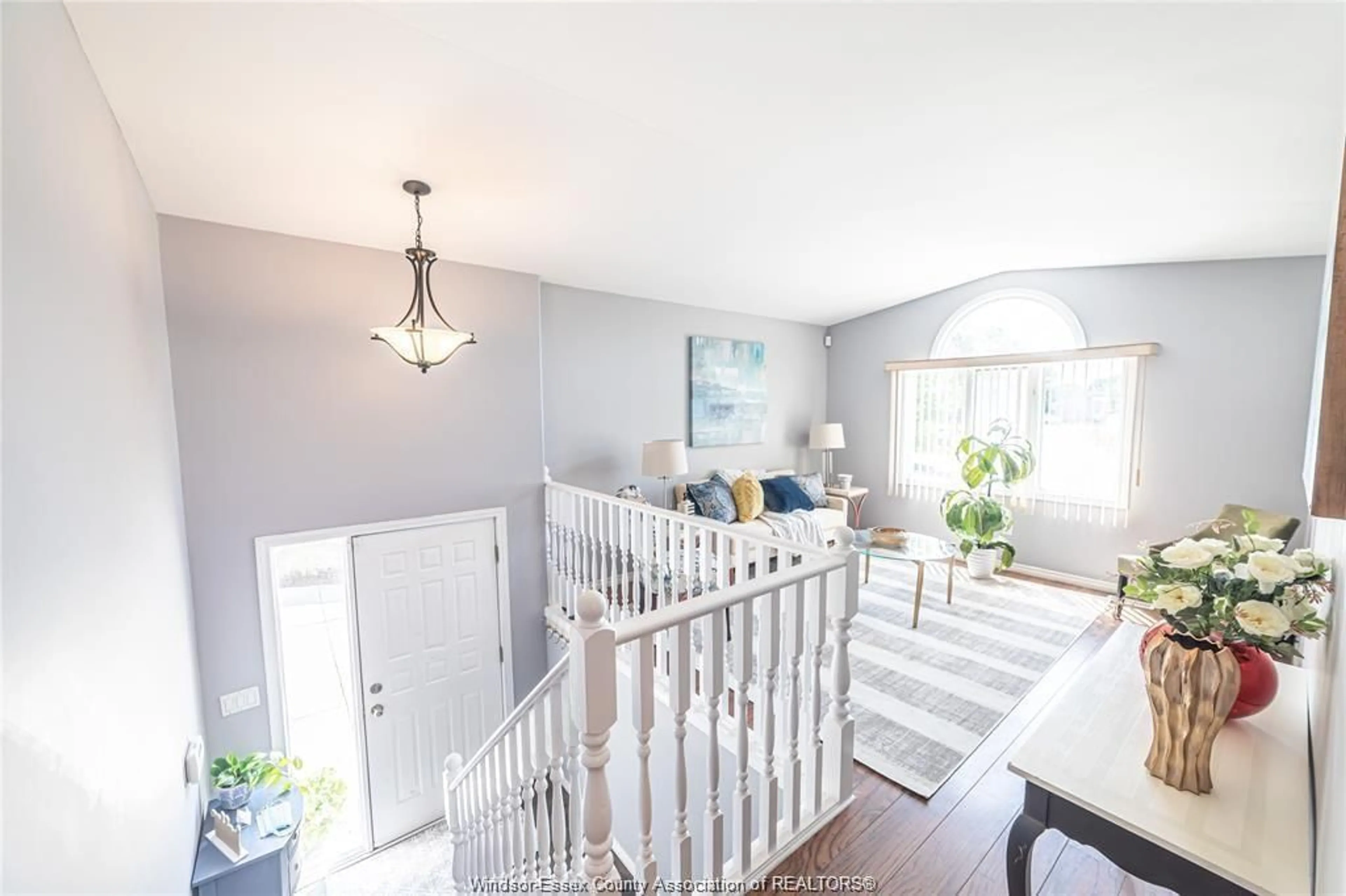 Indoor entryway for 1752 VICKY Cir, Windsor Ontario N8W 5P7