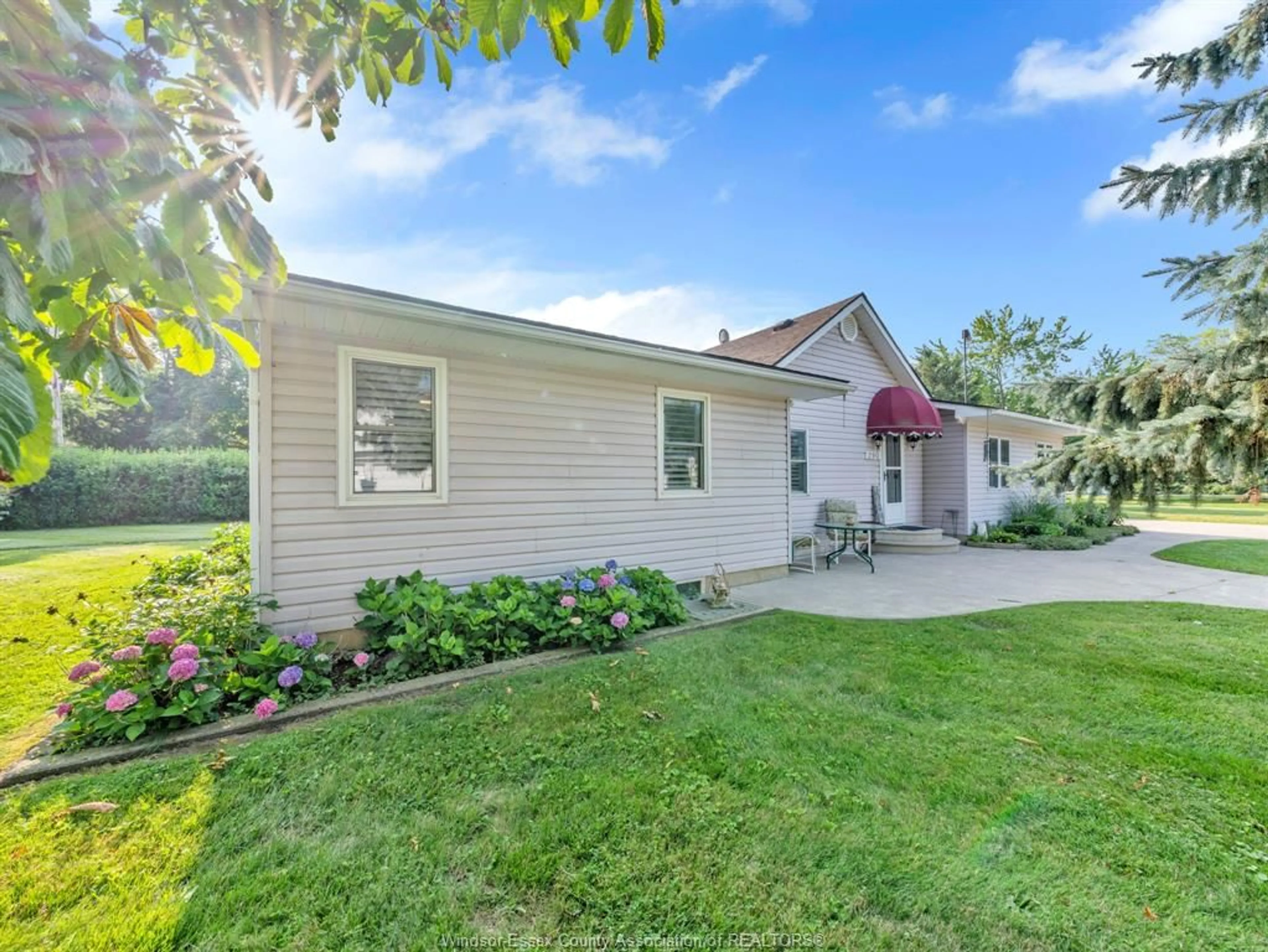 Home with vinyl exterior material, unknown for 290 WAWA Cres, Colchester Ontario N0R 1G0