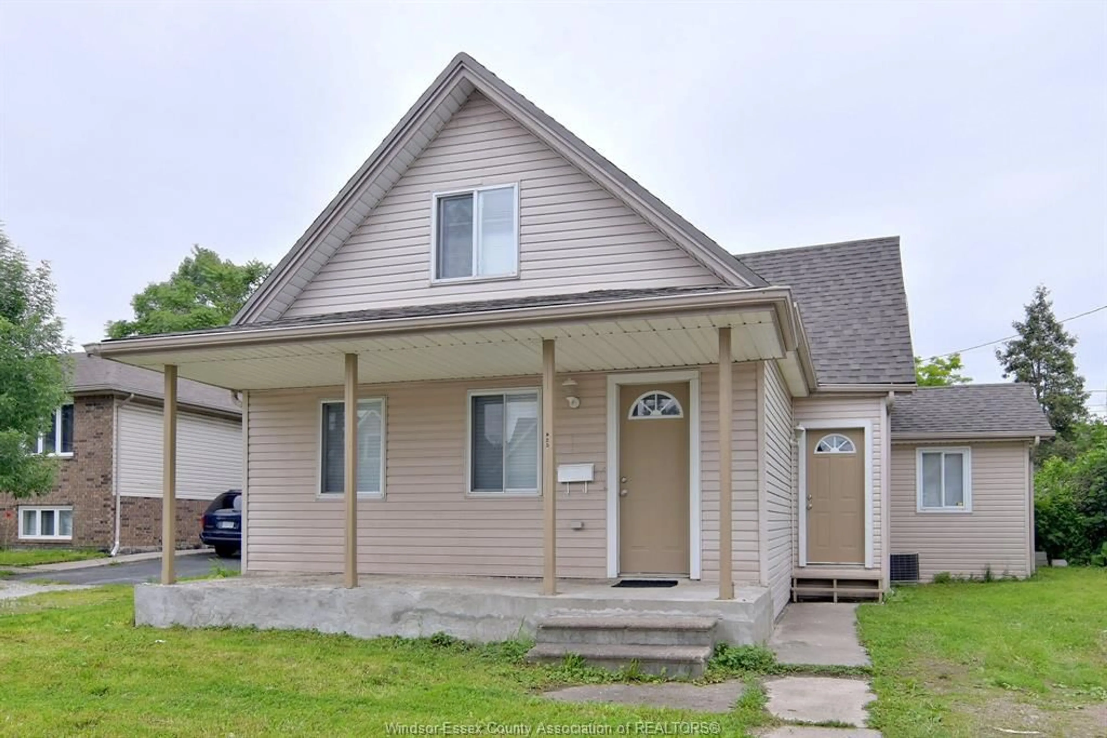 Home with vinyl exterior material, street for 825 BRANT, Windsor Ontario N9A 3G2