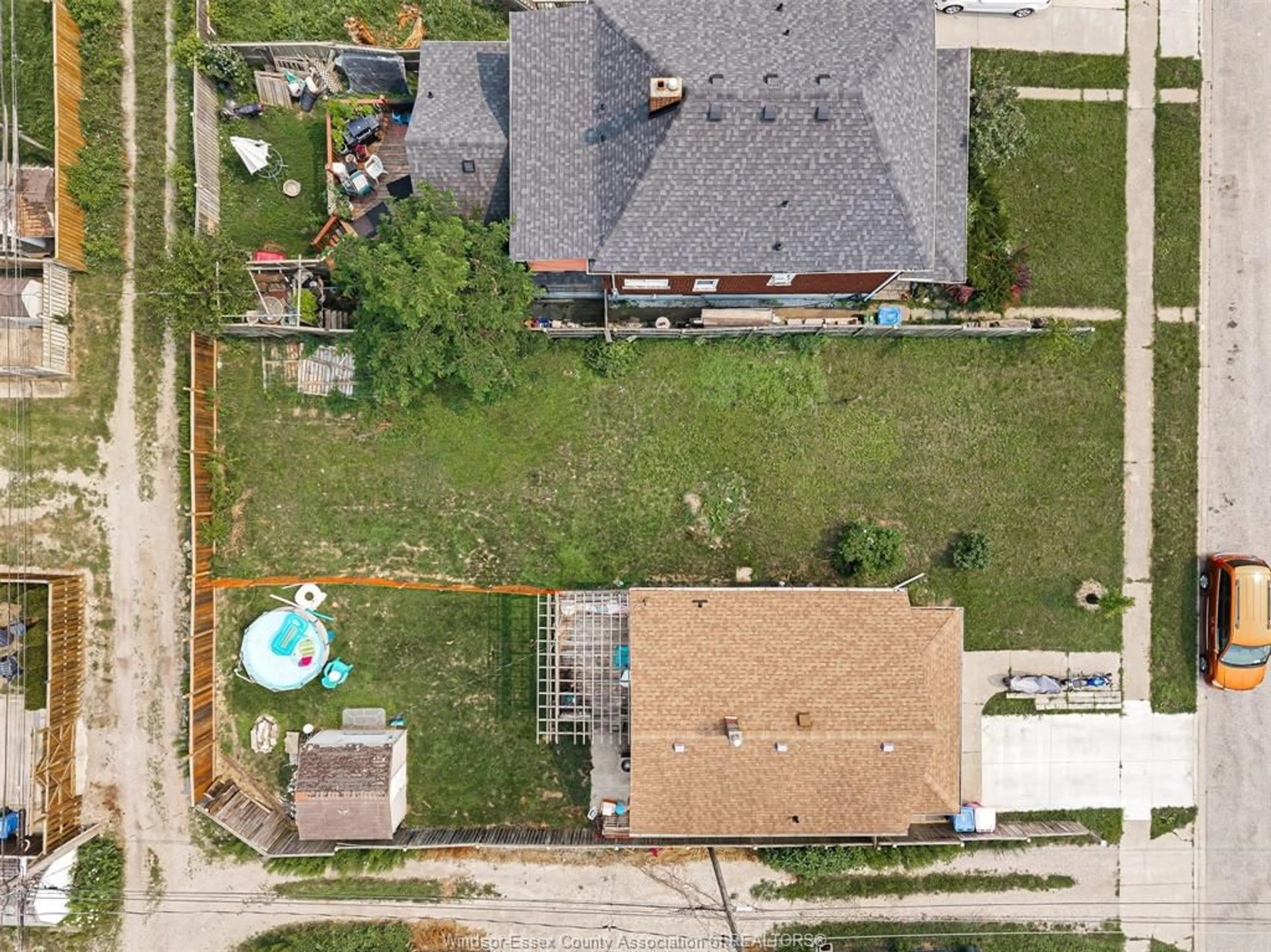 A pic from outside/outdoor area/front of a property/back of a property/a pic from drone, street for 2416 HIGHLAND Ave, Windsor Ontario N8X 3S7