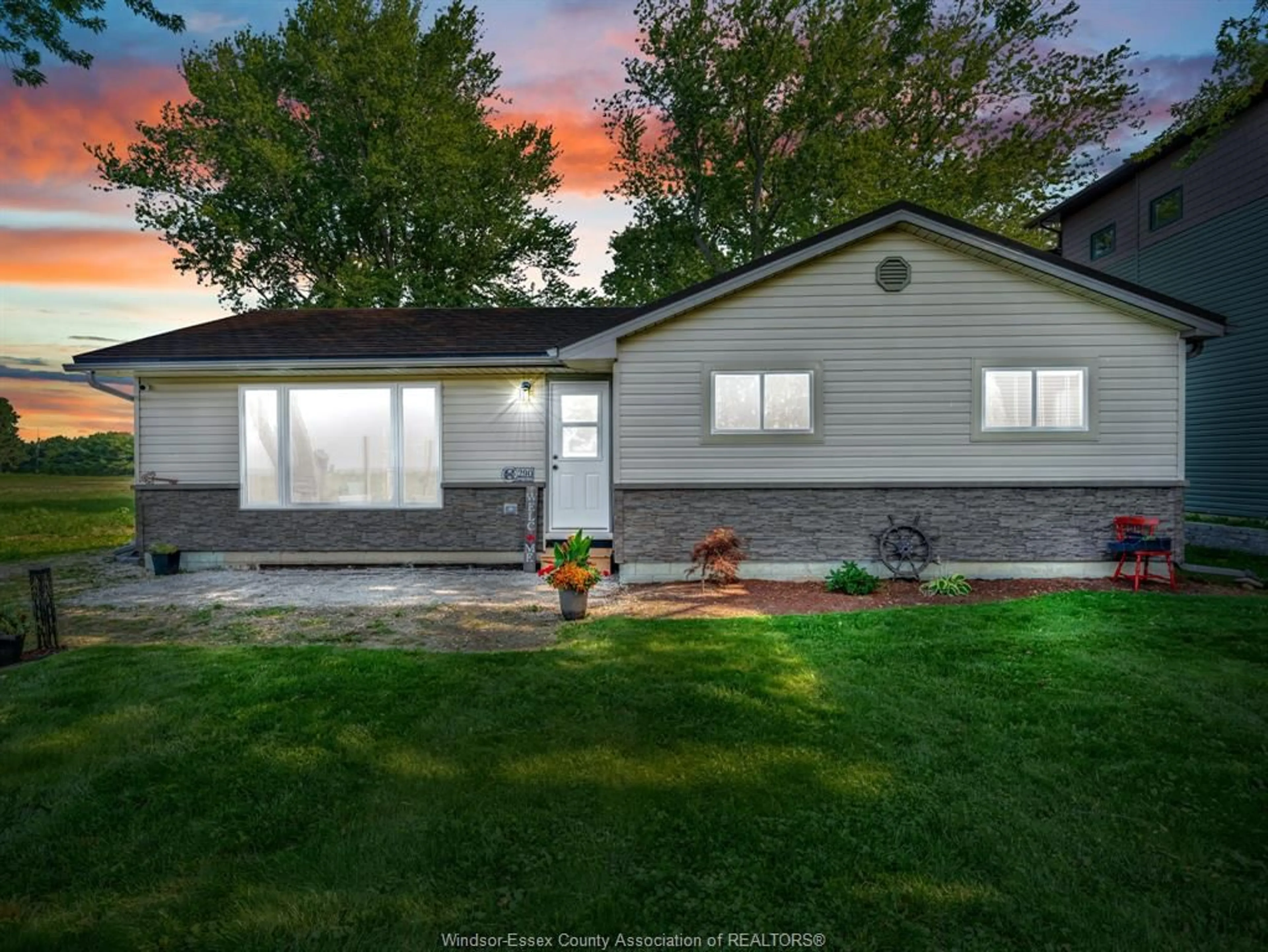 Home with vinyl exterior material, street for 290 LAKE St, Essex Ontario N0R 1G0
