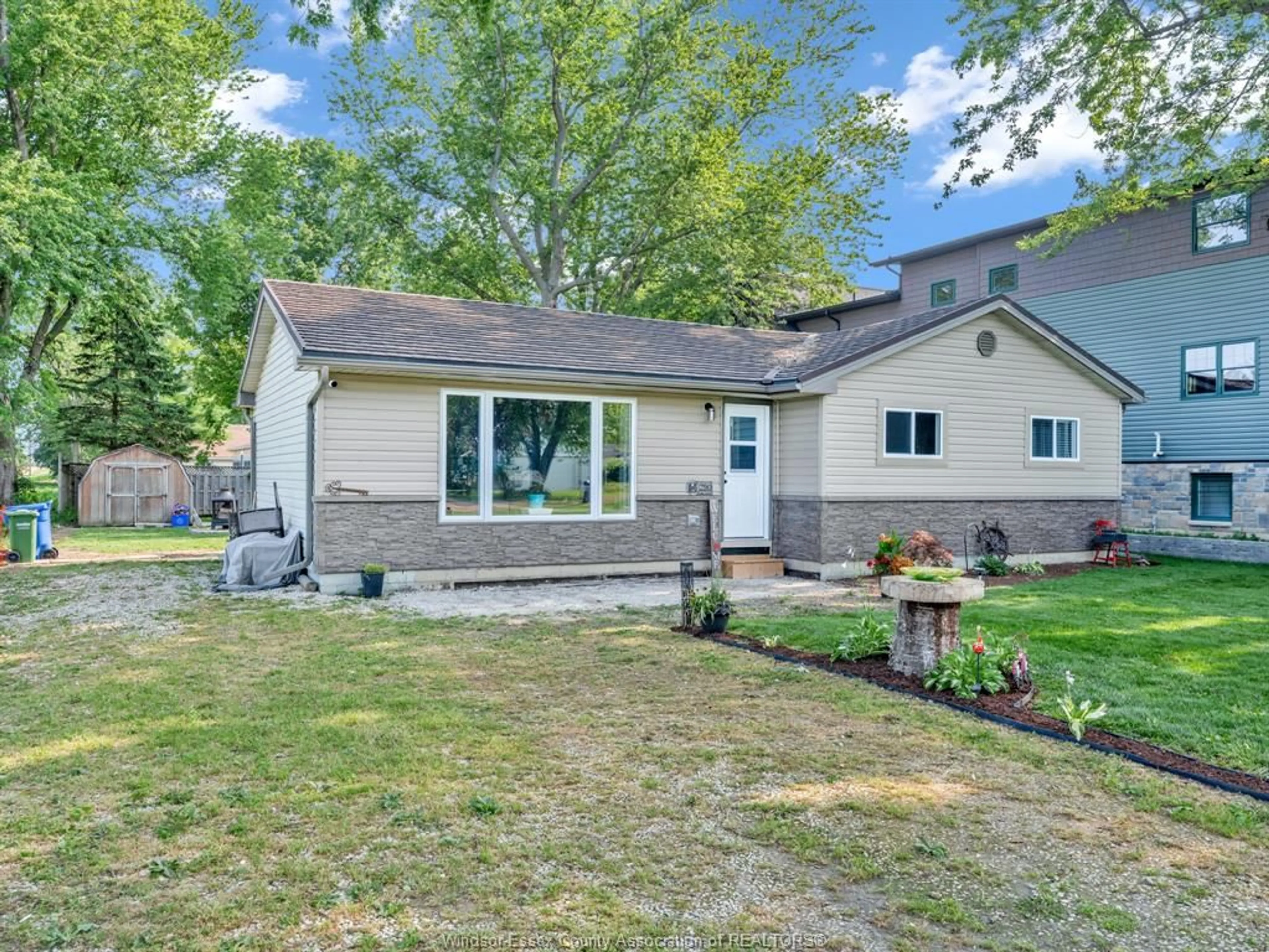 Unknown for 290 LAKE St, Essex Ontario N0R 1G0