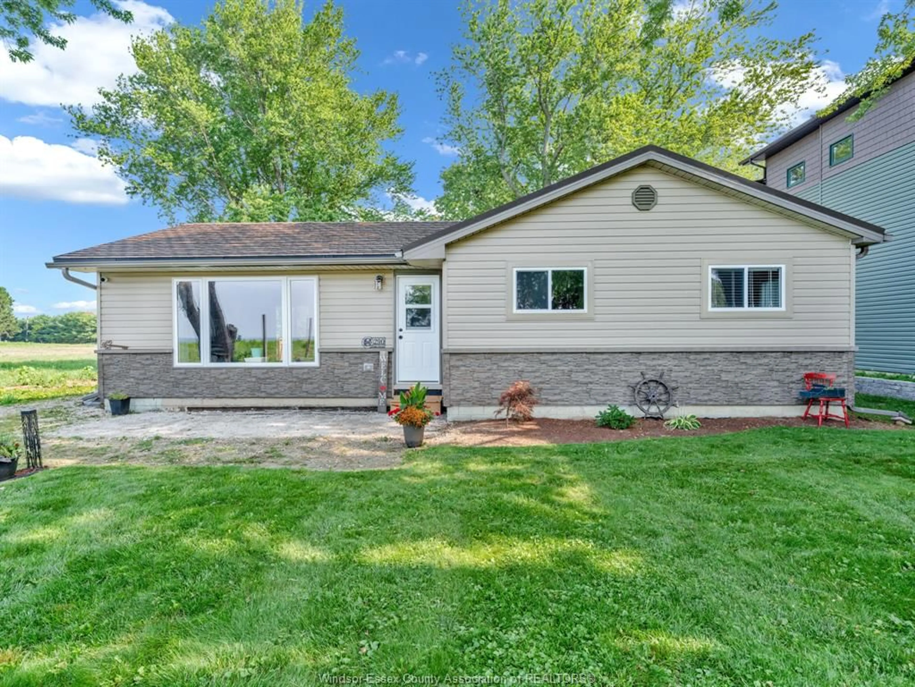 Home with vinyl exterior material, street for 290 LAKE St, Essex Ontario N0R 1G0