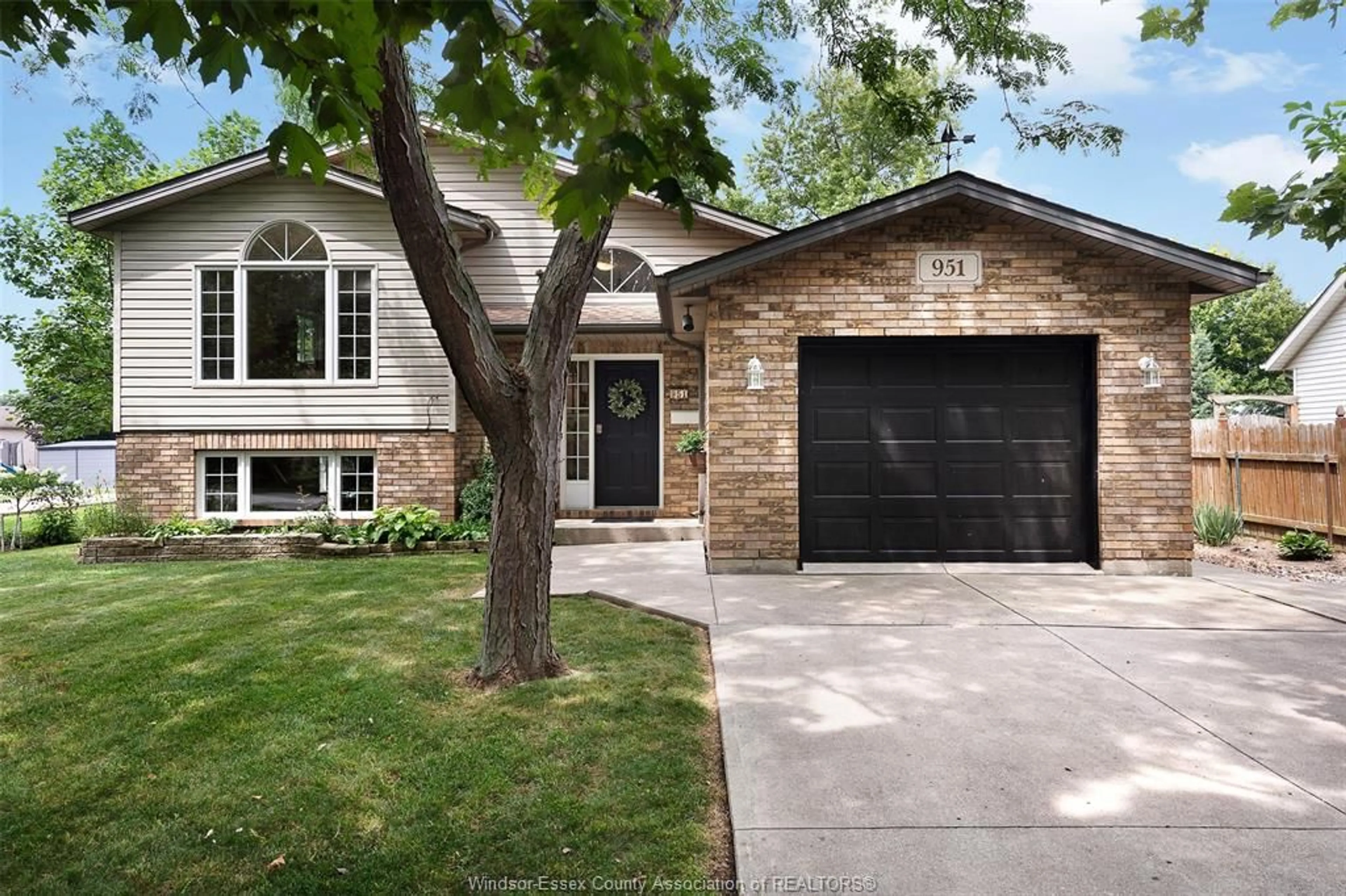 Home with brick exterior material, street for 951 WRIDE Ave, Kingsville Ontario N9Y 3E9