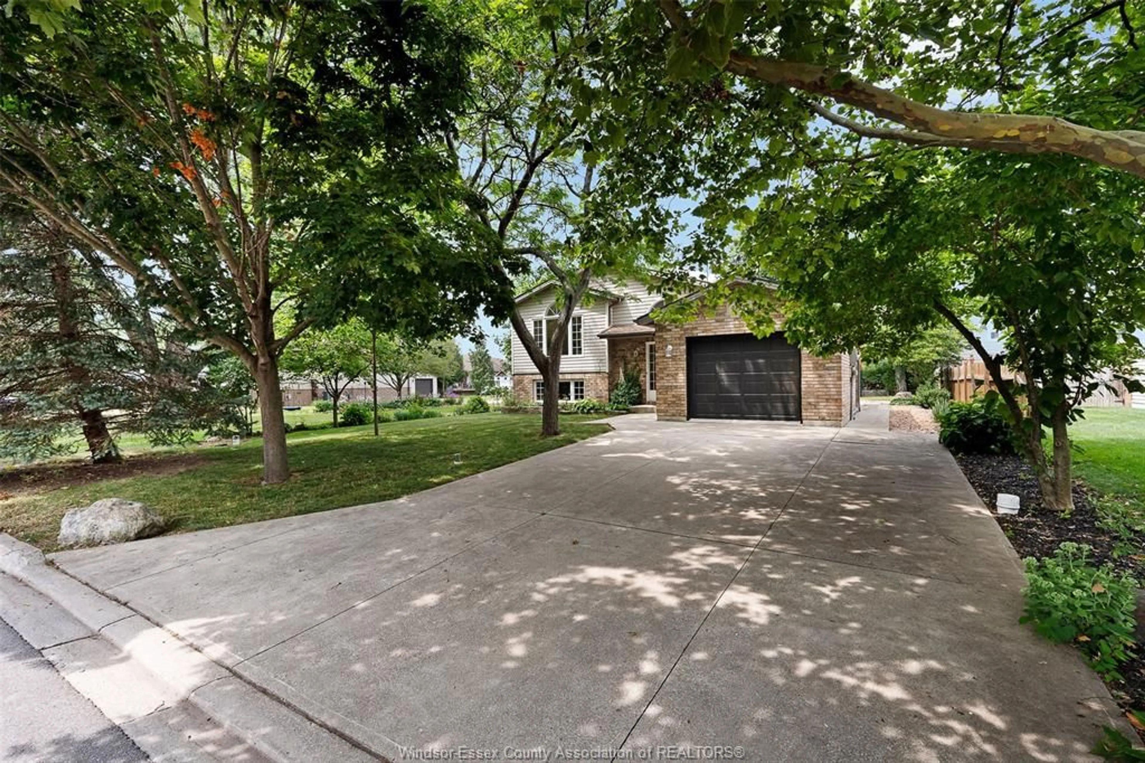 A pic from outside/outdoor area/front of a property/back of a property/a pic from drone, street for 951 WRIDE Ave, Kingsville Ontario N9Y 3E9