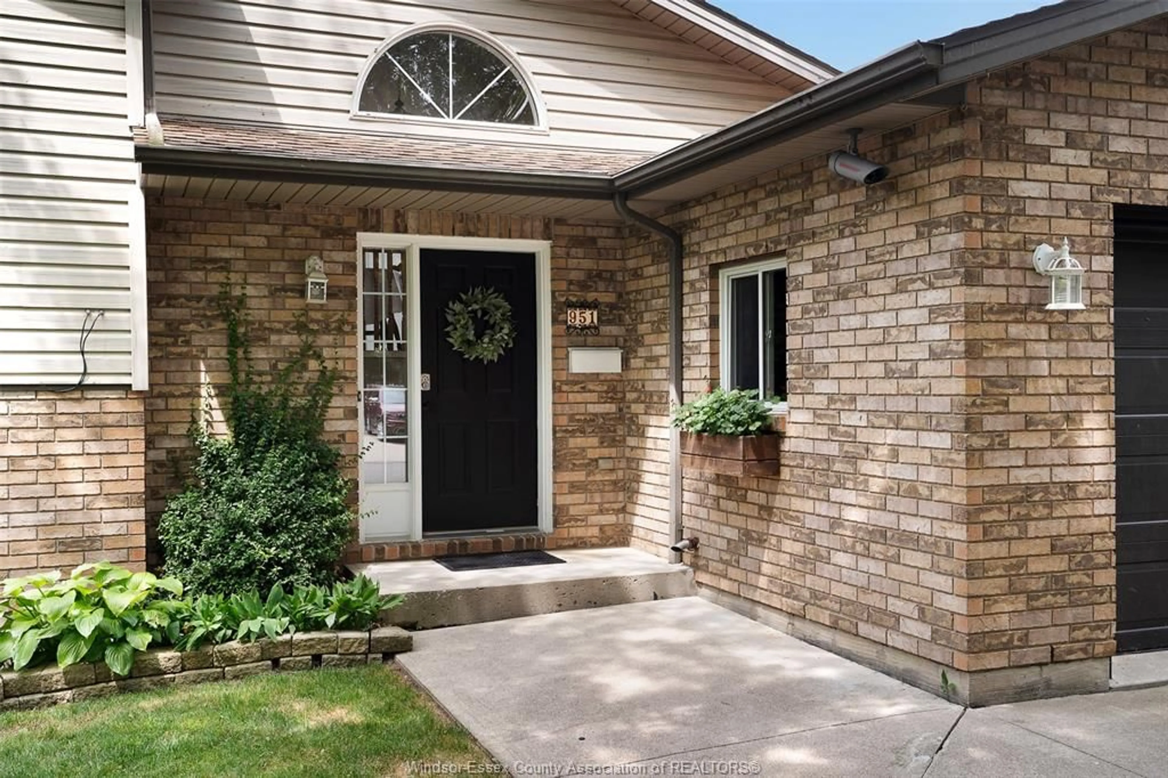Home with brick exterior material, street for 951 WRIDE Ave, Kingsville Ontario N9Y 3E9