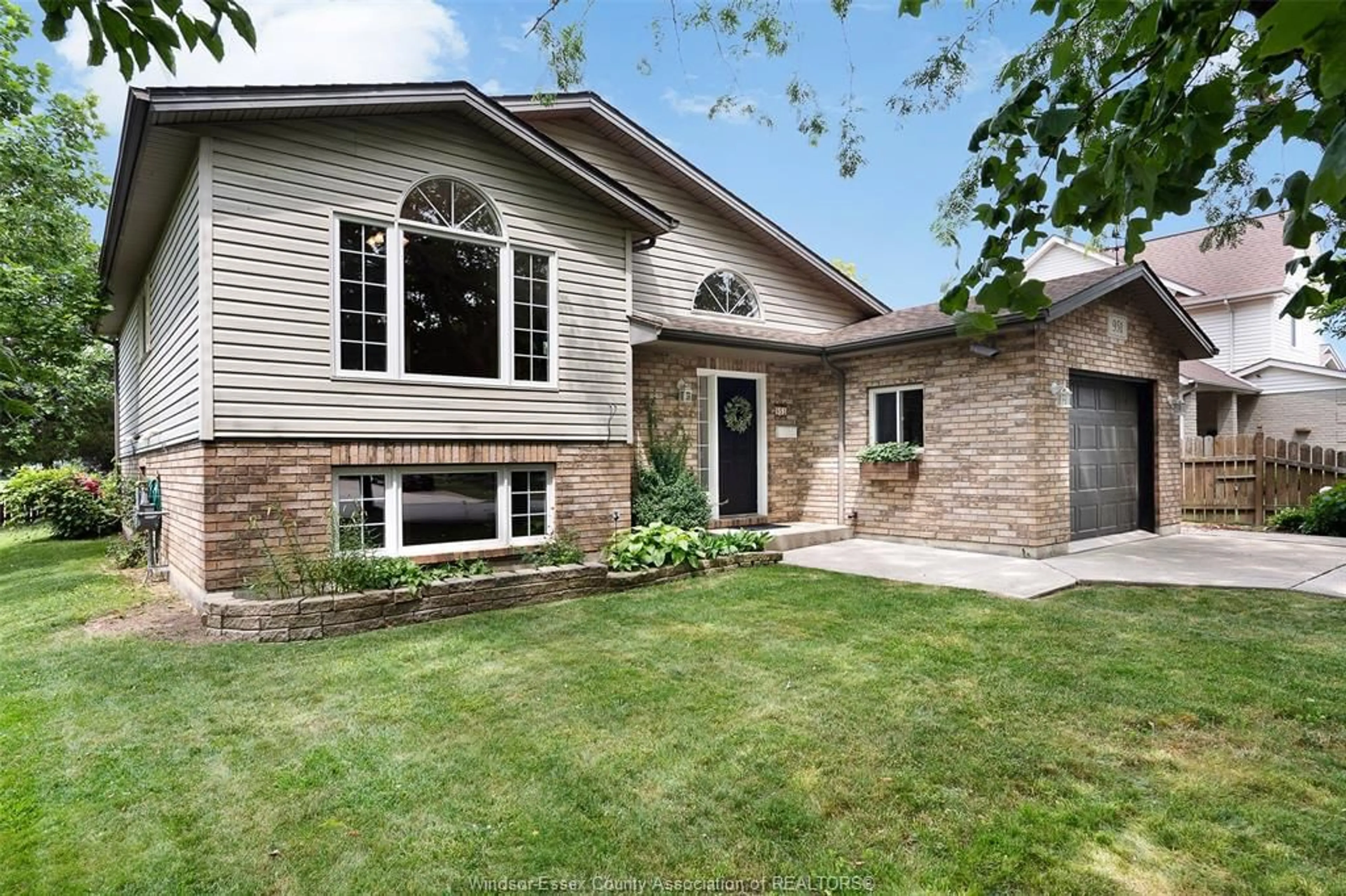 Home with brick exterior material, street for 951 WRIDE Ave, Kingsville Ontario N9Y 3E9