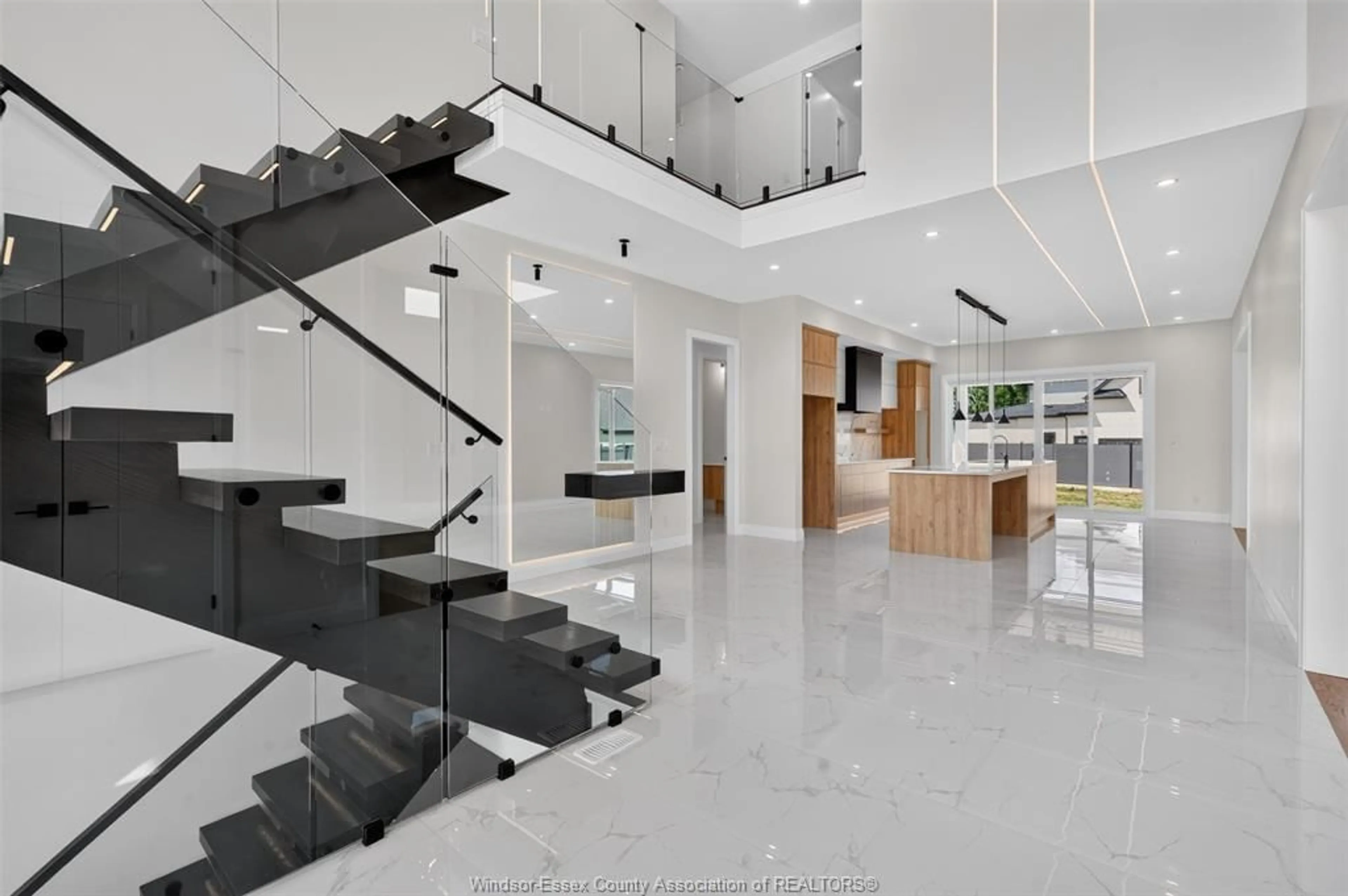Indoor foyer for 5325 HURON CHURCH LINE, LaSalle Ontario N9H 1H5