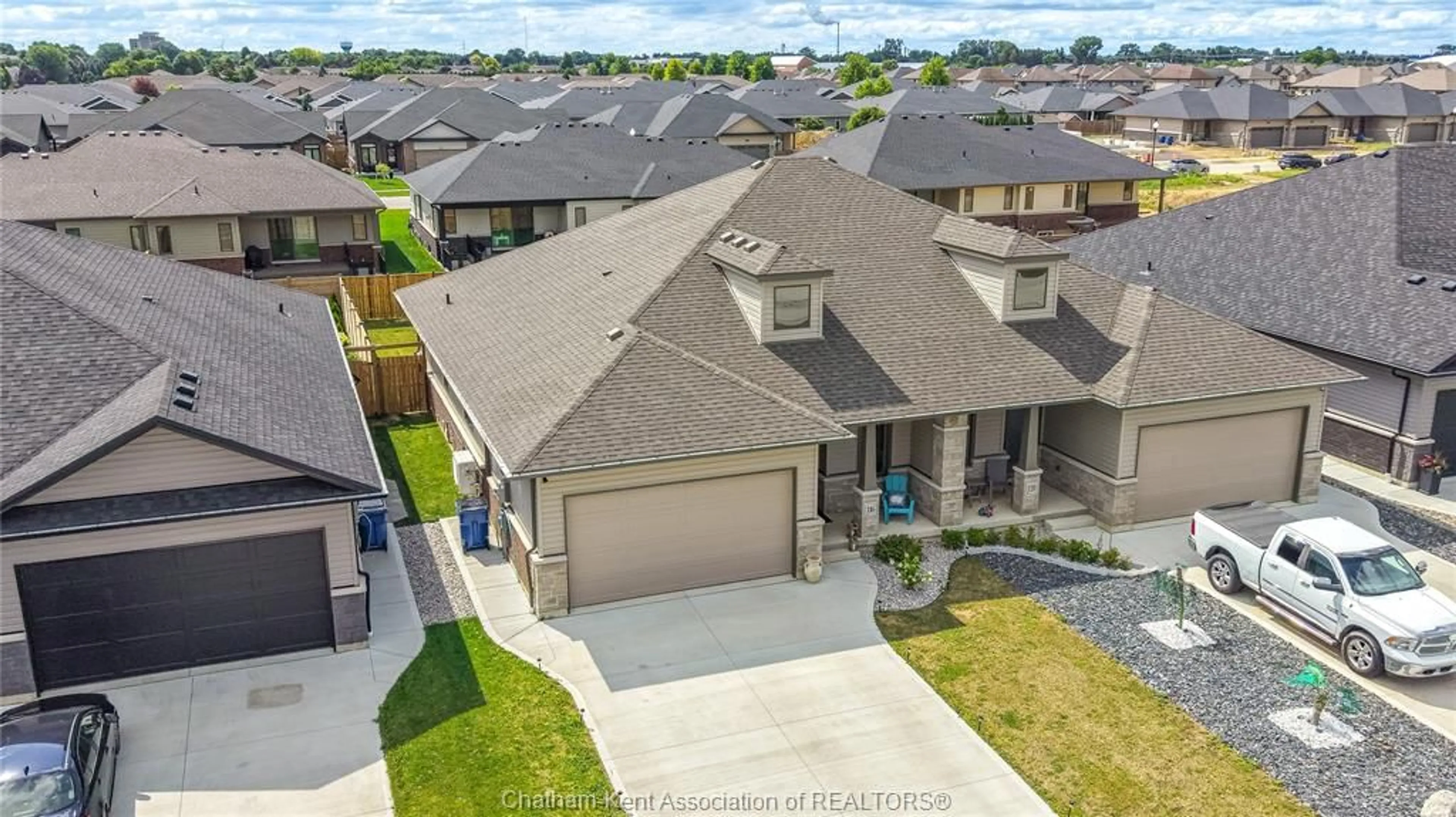 A pic from outside/outdoor area/front of a property/back of a property/a pic from drone, street for 116 BRIGHTON Pl, Chatham Ontario N7L 0G7