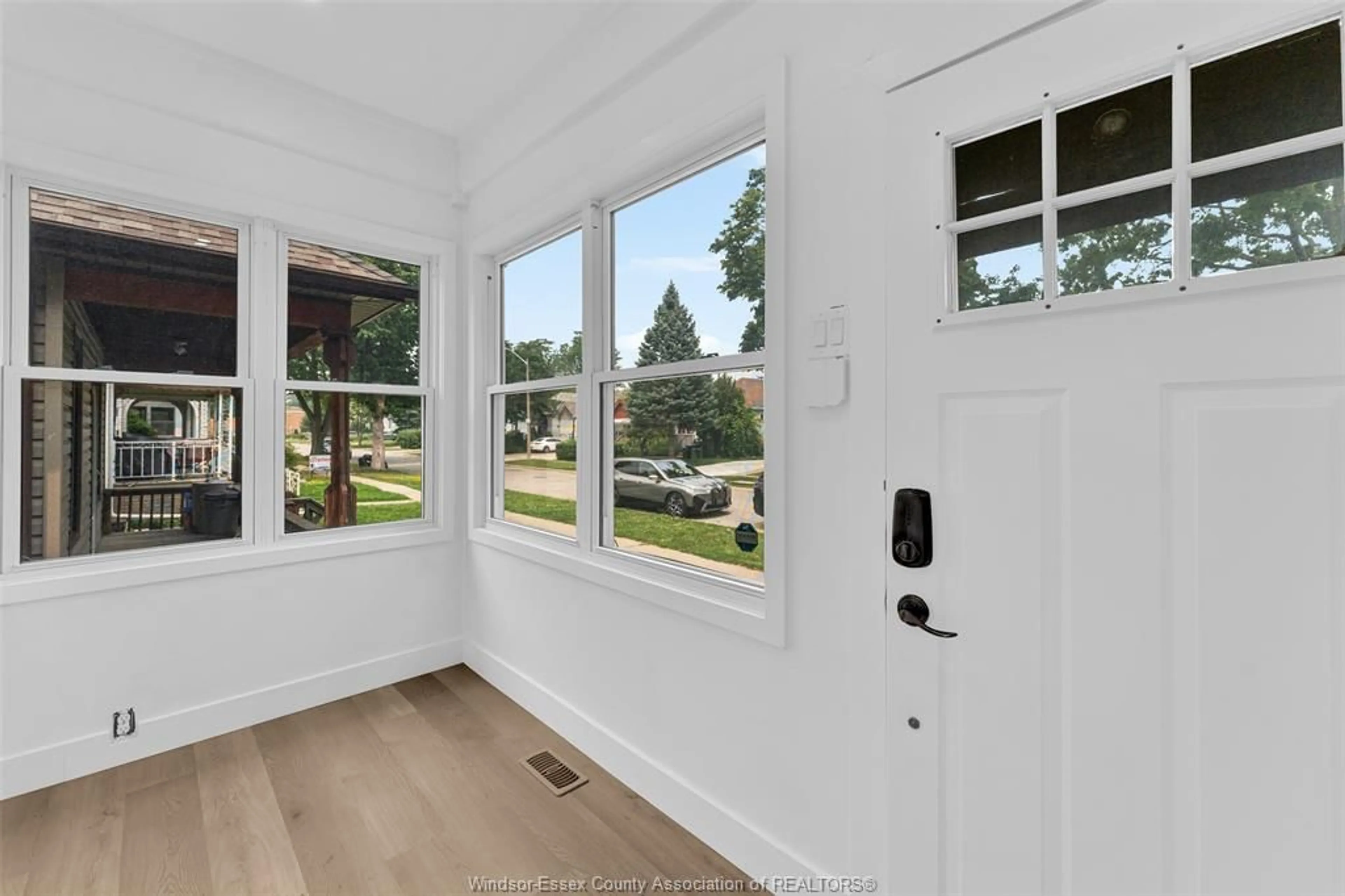 Indoor entryway for 497 MCKAY Ave, Windsor Ontario N9B 1Z7