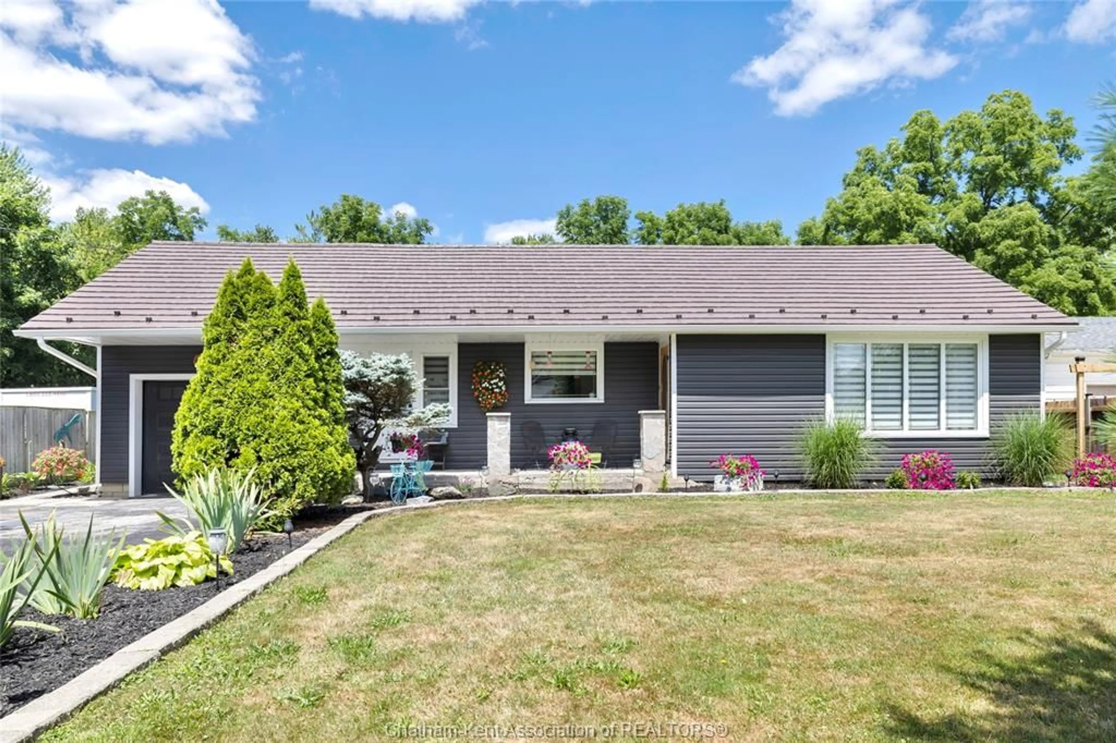 Home with vinyl exterior material, street for 26 Sherman St, Thamesville Ontario N0P 2K0