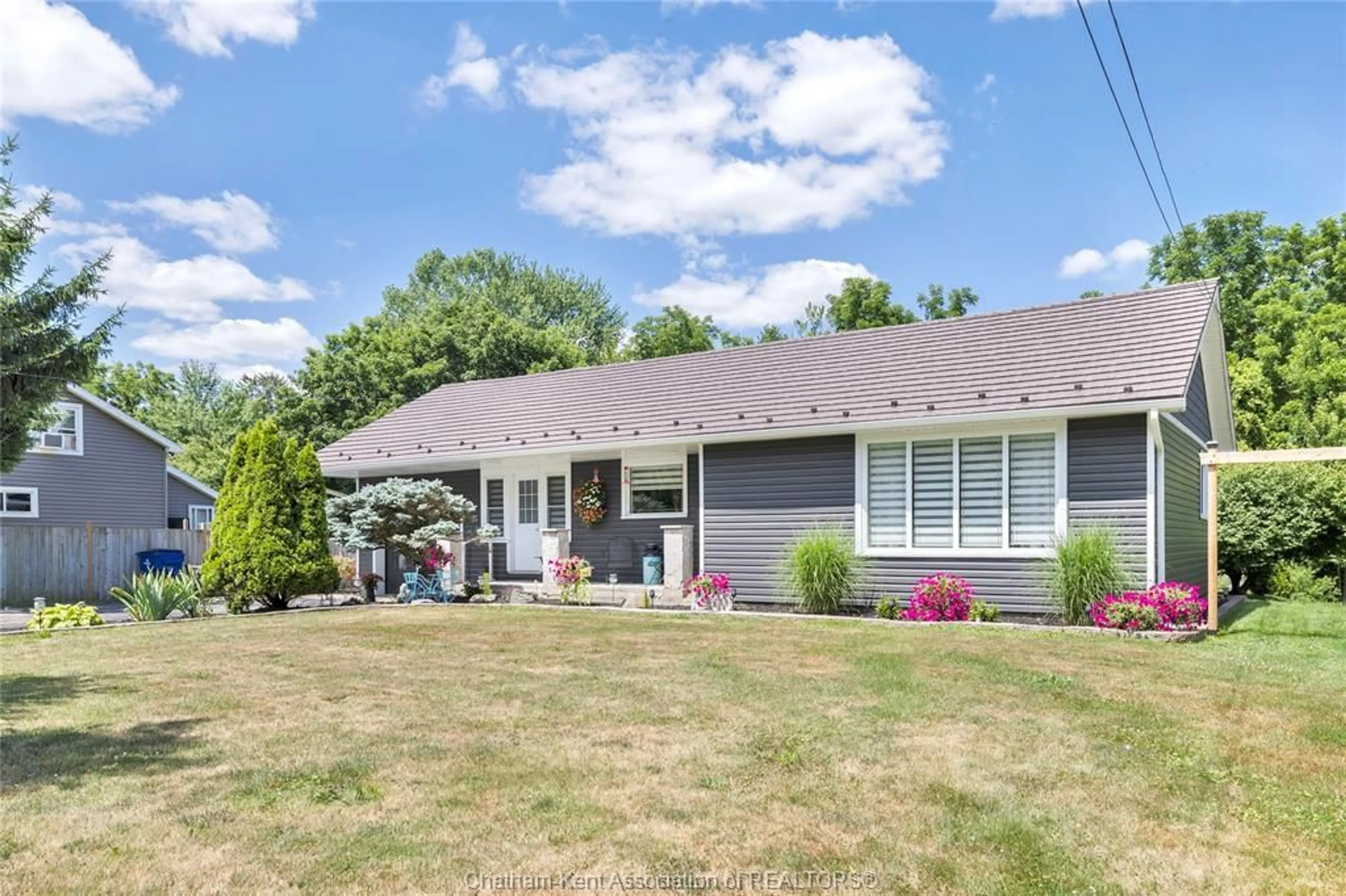 Home with vinyl exterior material, street for 26 Sherman St, Thamesville Ontario N0P 2K0