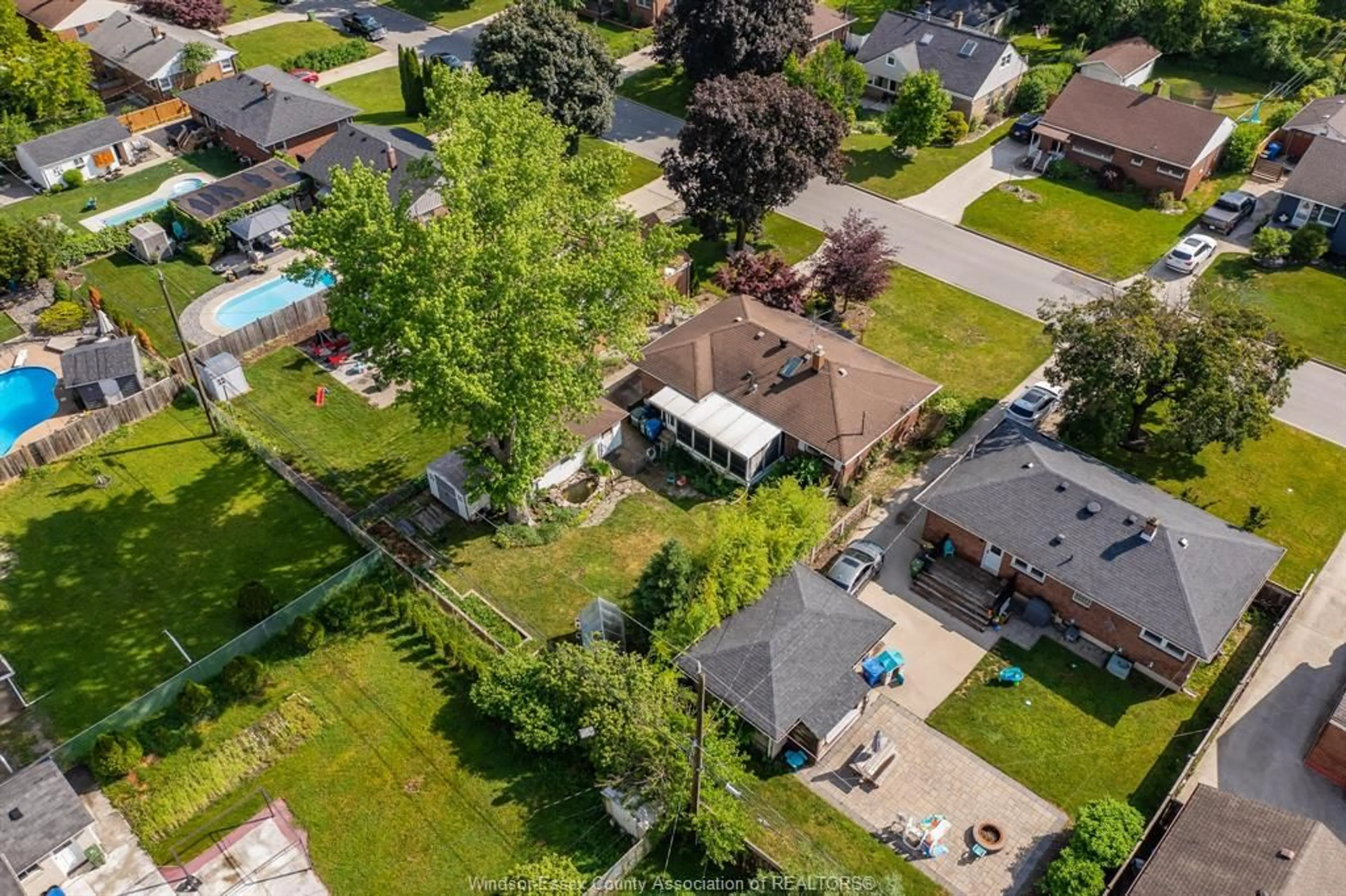 A pic from outside/outdoor area/front of a property/back of a property/a pic from drone, street for 3063 BRUCE Ave, Windsor Ontario N9E 1W3