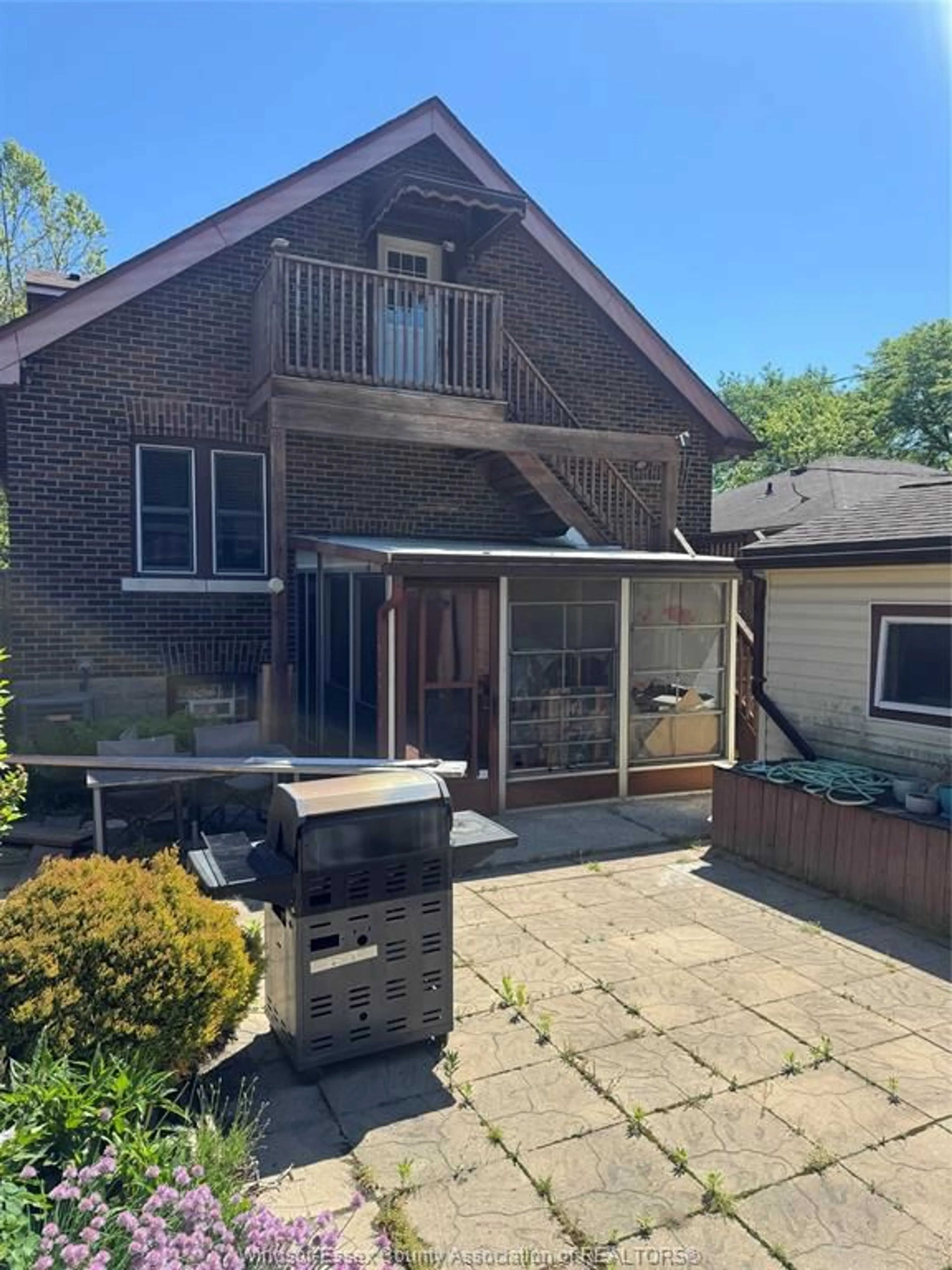 A pic from outside/outdoor area/front of a property/back of a property/a pic from drone, street for 2185 DOUGALL Ave, Windsor Ontario N8X 1S5