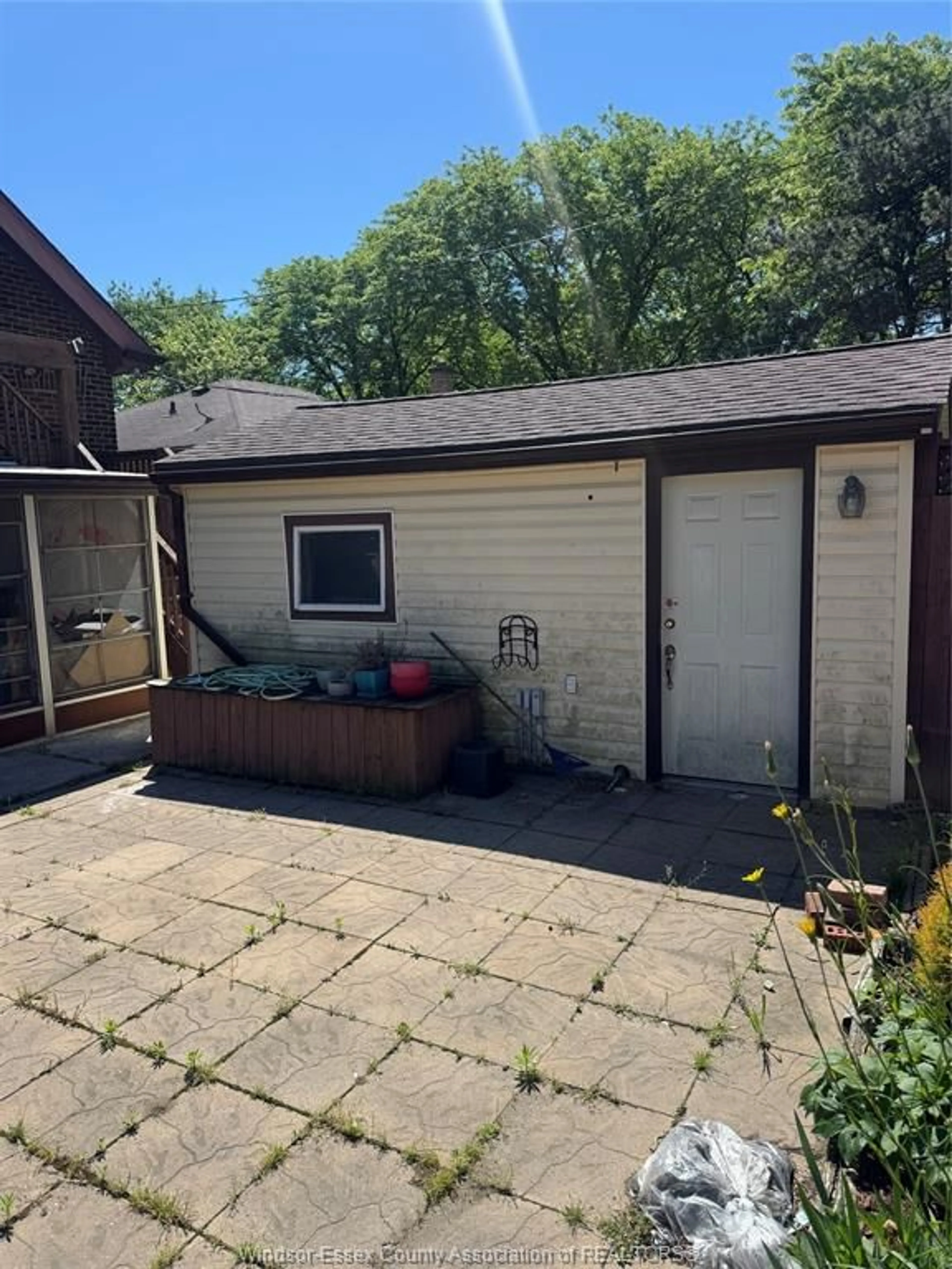 A pic from outside/outdoor area/front of a property/back of a property/a pic from drone, street for 2185 DOUGALL Ave, Windsor Ontario N8X 1S5
