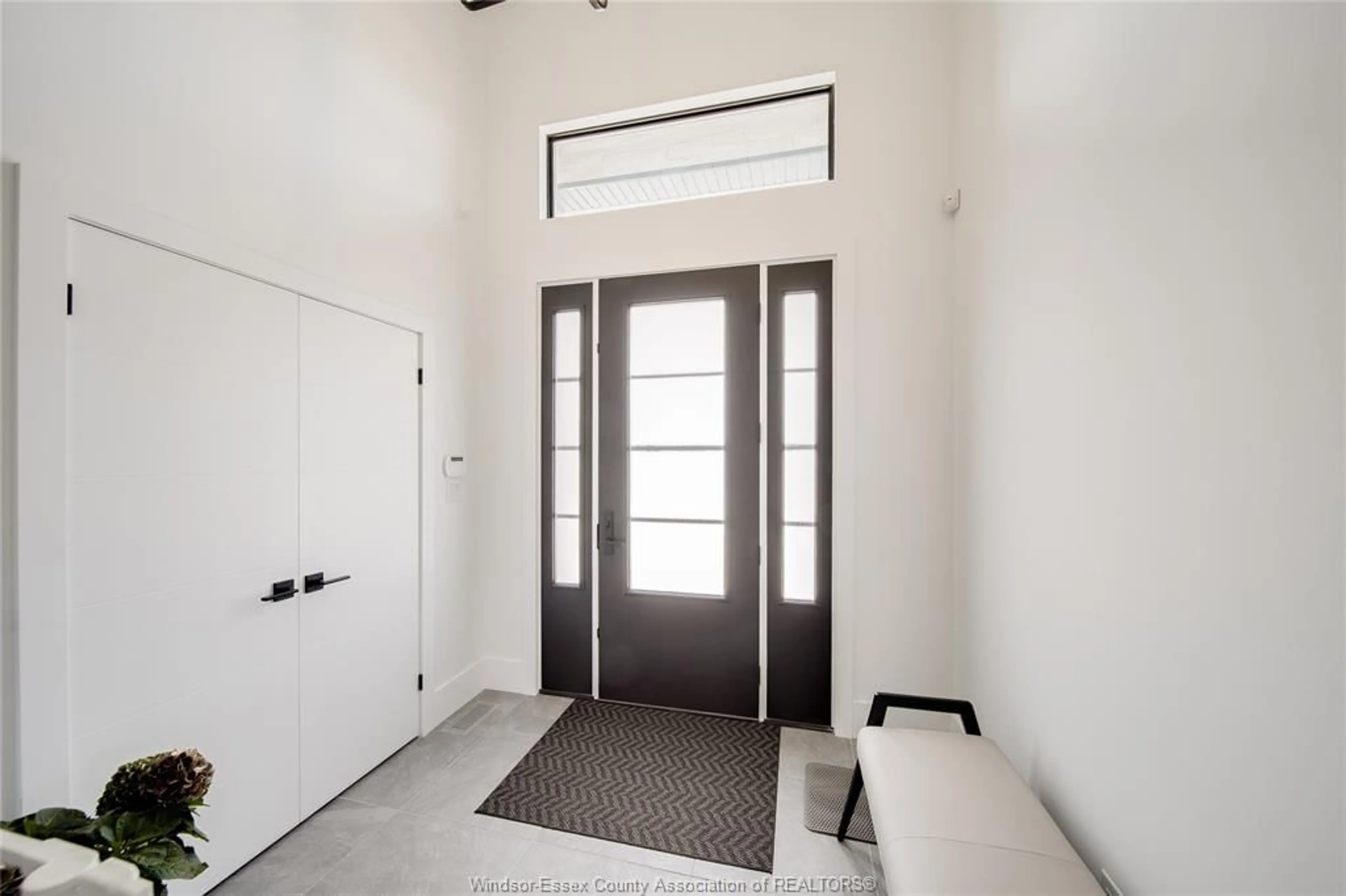 Indoor entryway for 199 GRANDVIEW, Kingsville Ontario N9Y 0C7