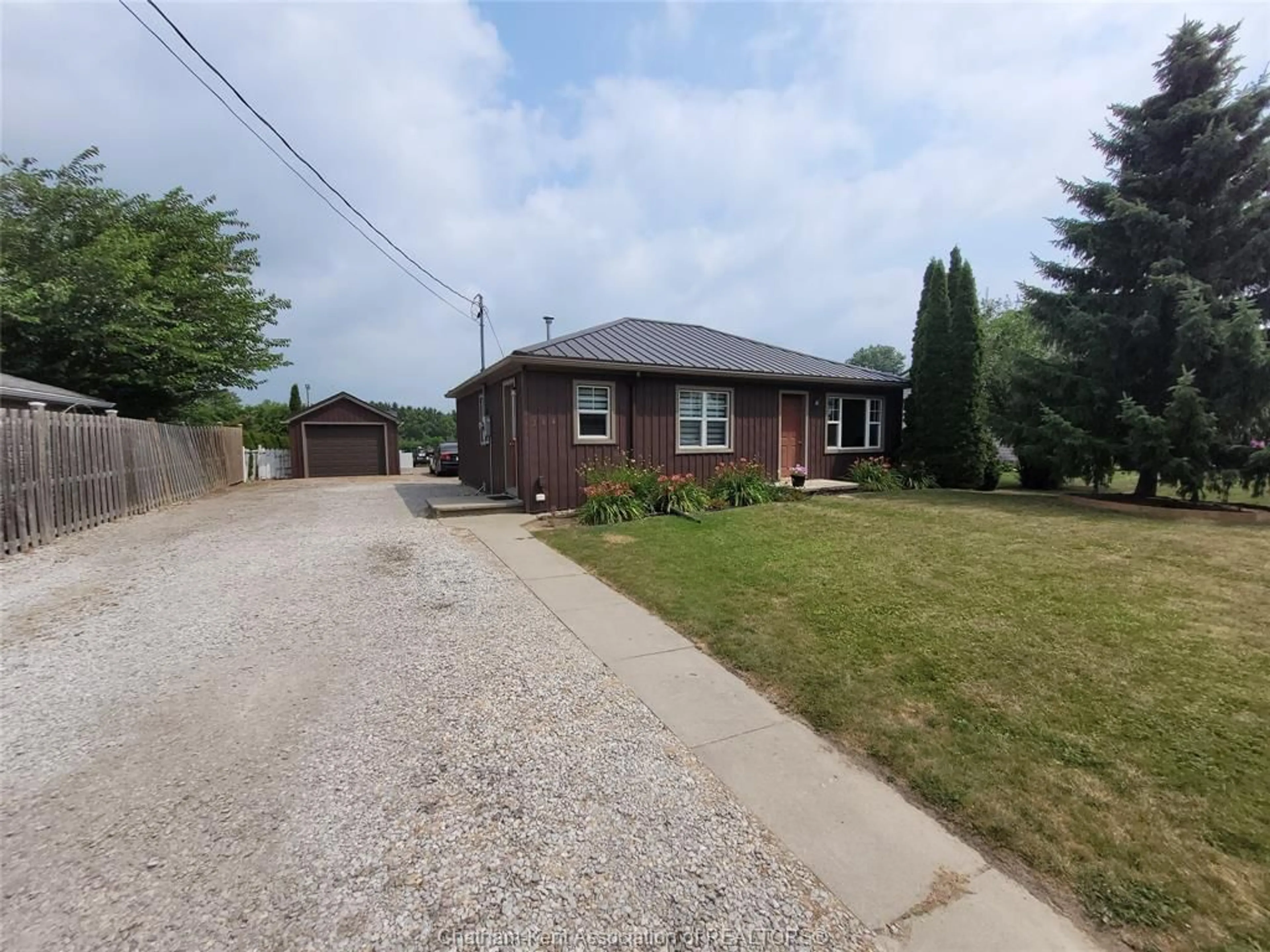 A pic from outside/outdoor area/front of a property/back of a property/a pic from drone, street for 264 WALNUT St, Dresden Ontario N0P 1M0