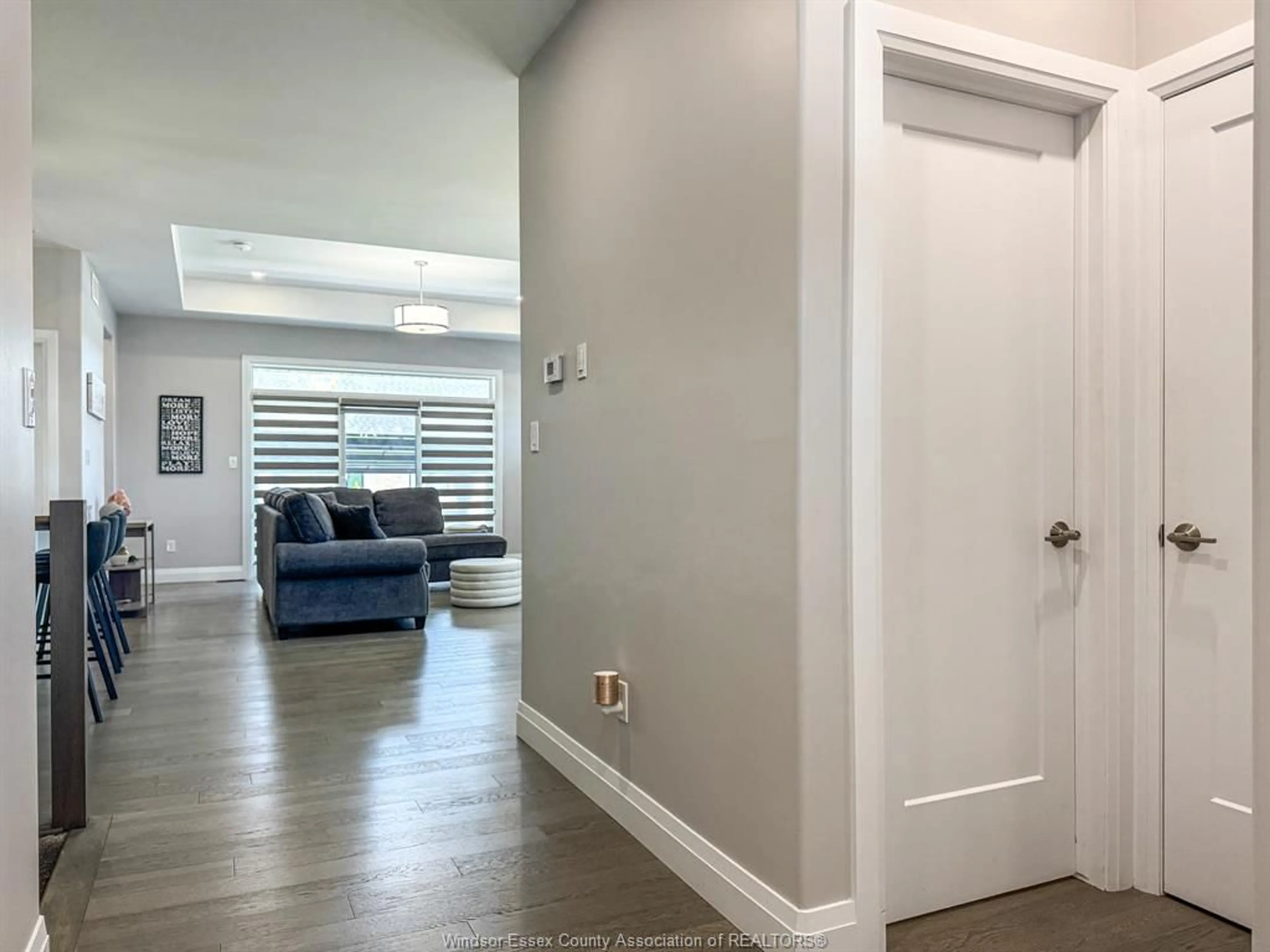 Indoor entryway for 2606 CLEARWATER AVE, Windsor Ontario N8P 0G3