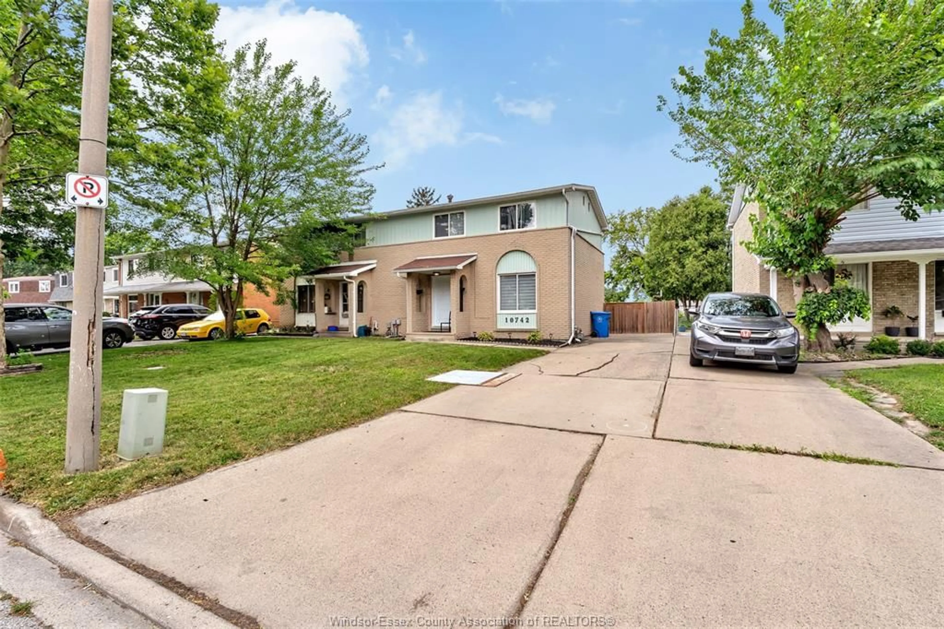 A pic from outside/outdoor area/front of a property/back of a property/a pic from drone, street for 10742 ATWATER, Windsor Ontario N8R 1N6