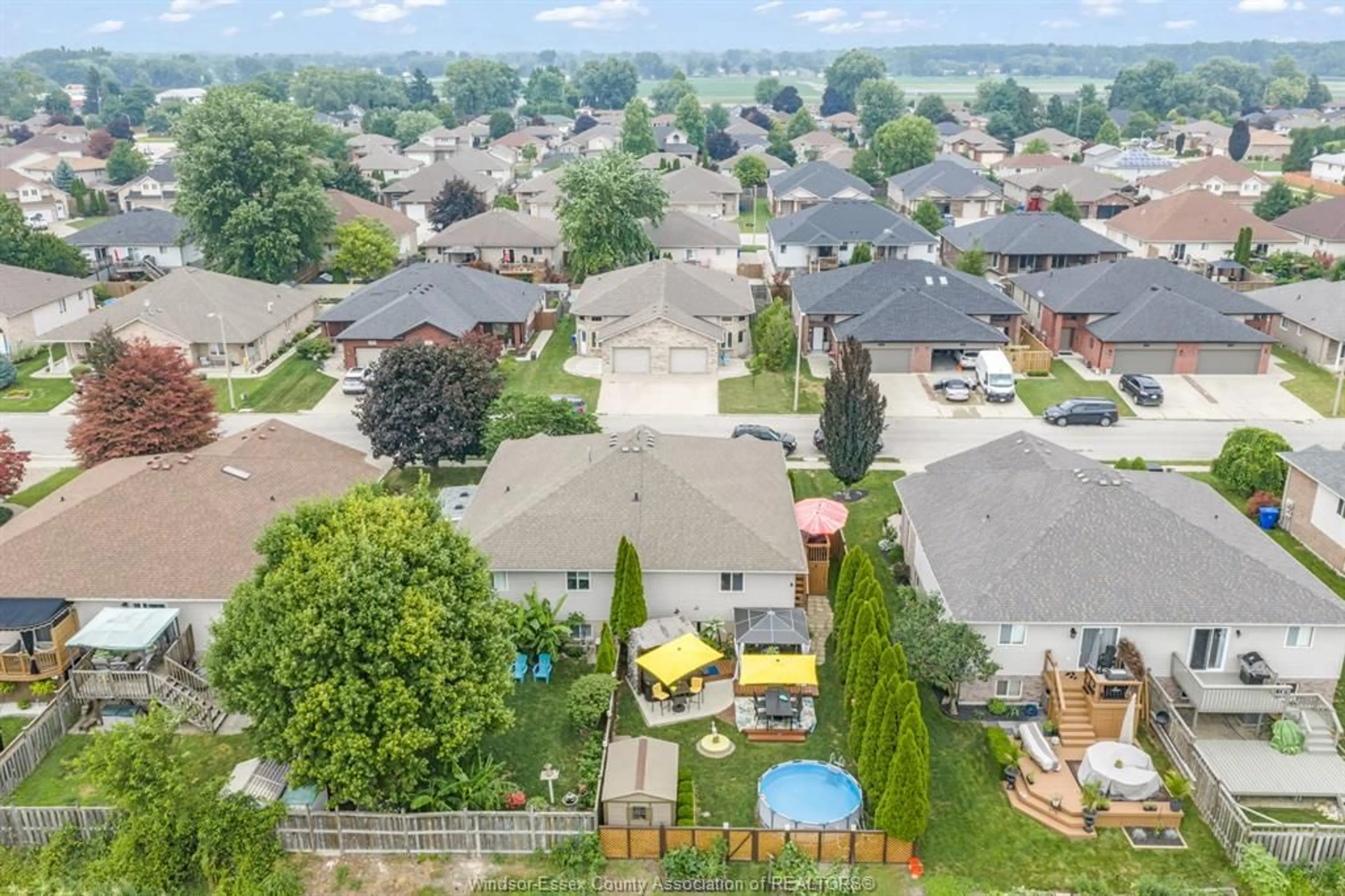 A pic from outside/outdoor area/front of a property/back of a property/a pic from drone, unknown for 290 JEWEL St, LaSalle Ontario N9J 3X5