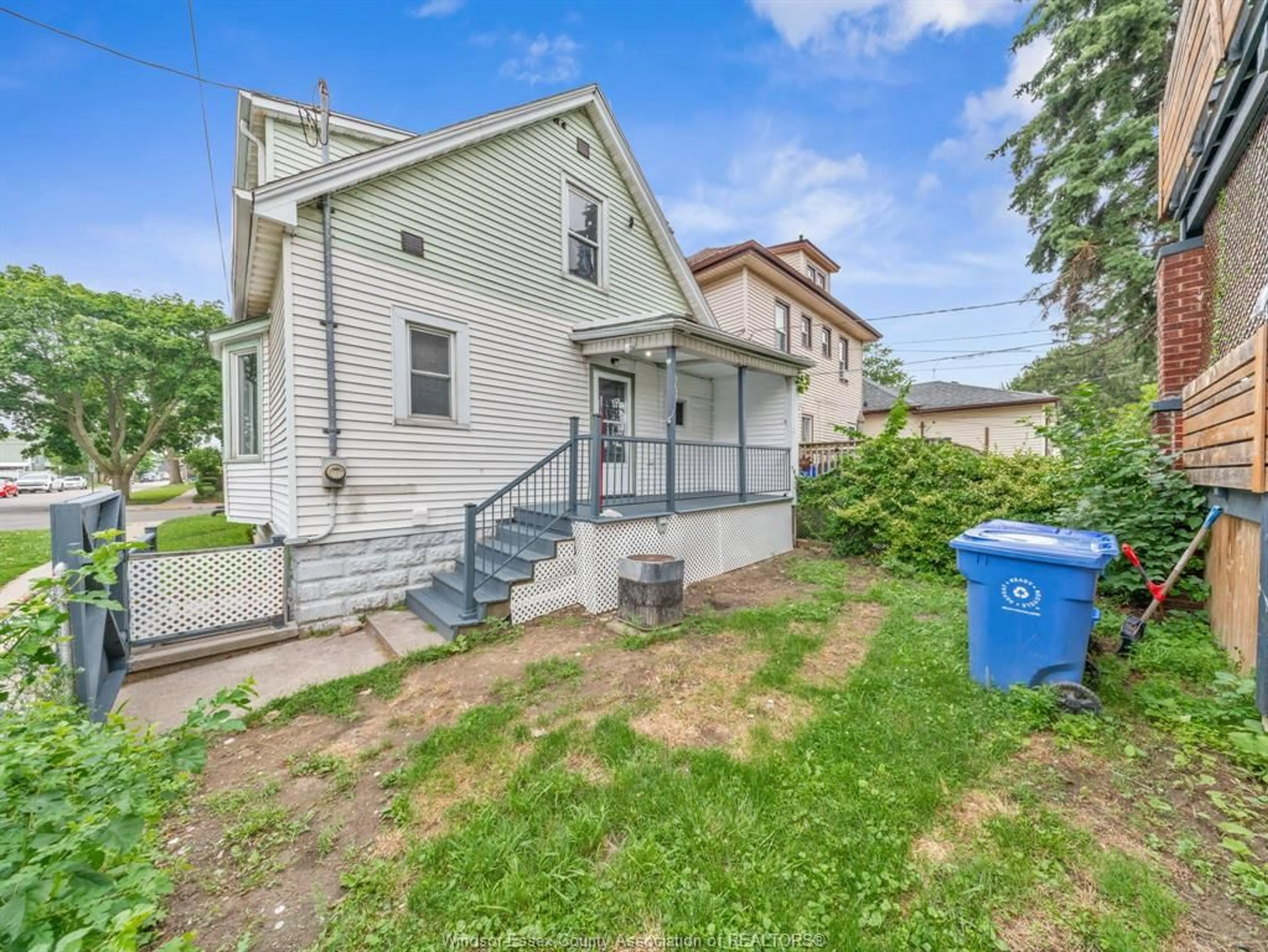 A pic from outside/outdoor area/front of a property/back of a property/a pic from drone, building for 1096 HALL, Windsor Ontario N9A 2M7