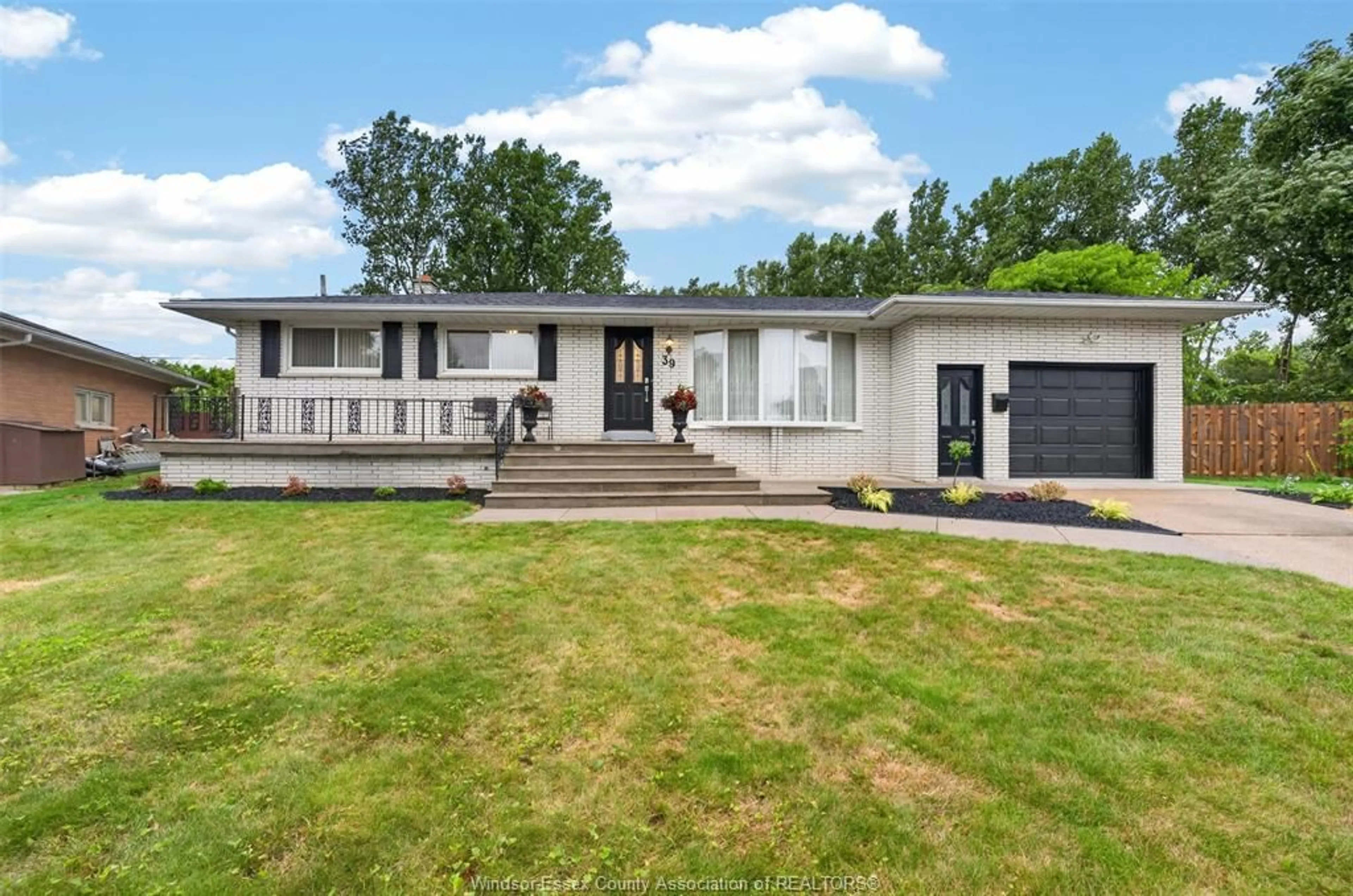 A pic from outside/outdoor area/front of a property/back of a property/a pic from drone, unknown for 39 JOHNSON Ave, Leamington Ontario N8H 3T8