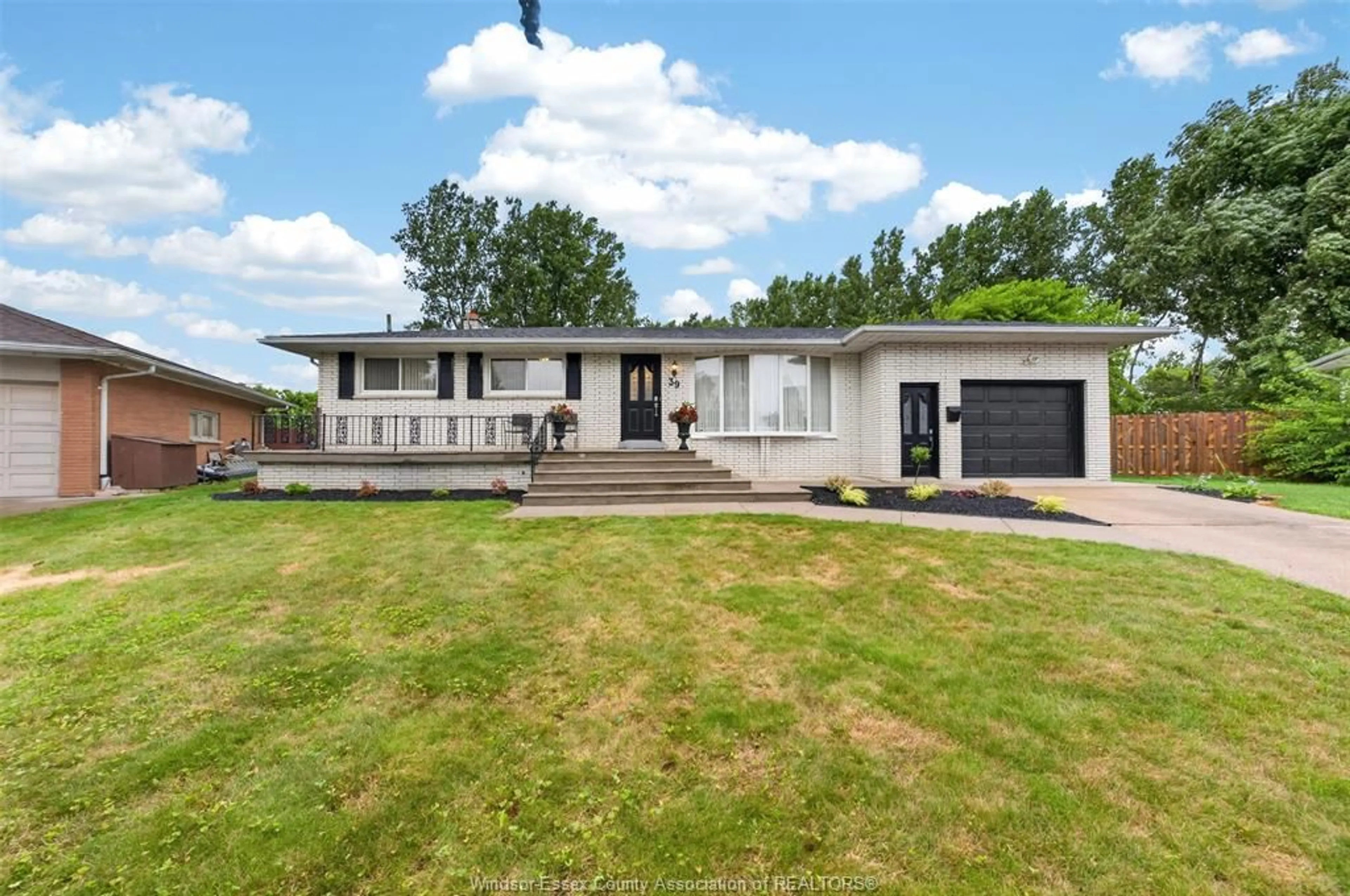 A pic from outside/outdoor area/front of a property/back of a property/a pic from drone, unknown for 39 JOHNSON Ave, Leamington Ontario N8H 3T8