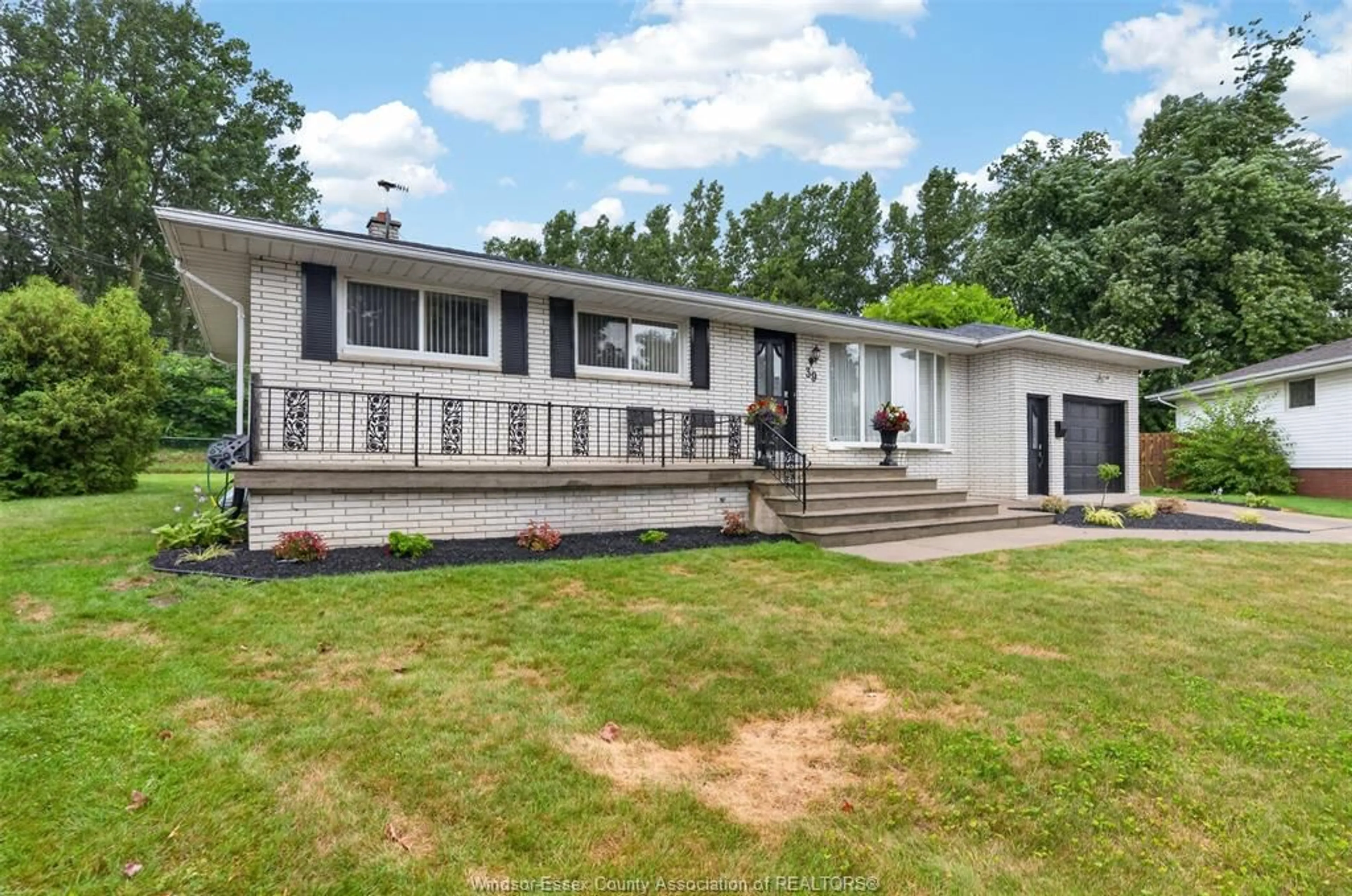 Home with vinyl exterior material, unknown for 39 JOHNSON Ave, Leamington Ontario N8H 3T8