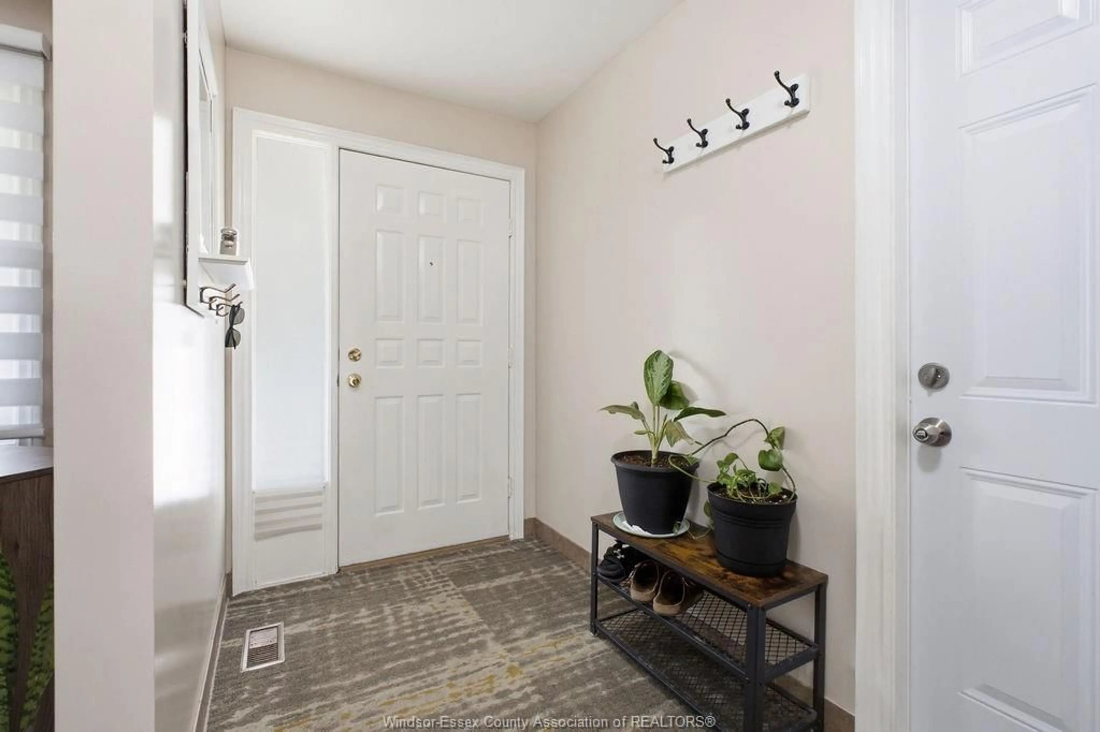 Indoor entryway for 3375 DOLPHIN Crt, Windsor Ontario N8R 2G7