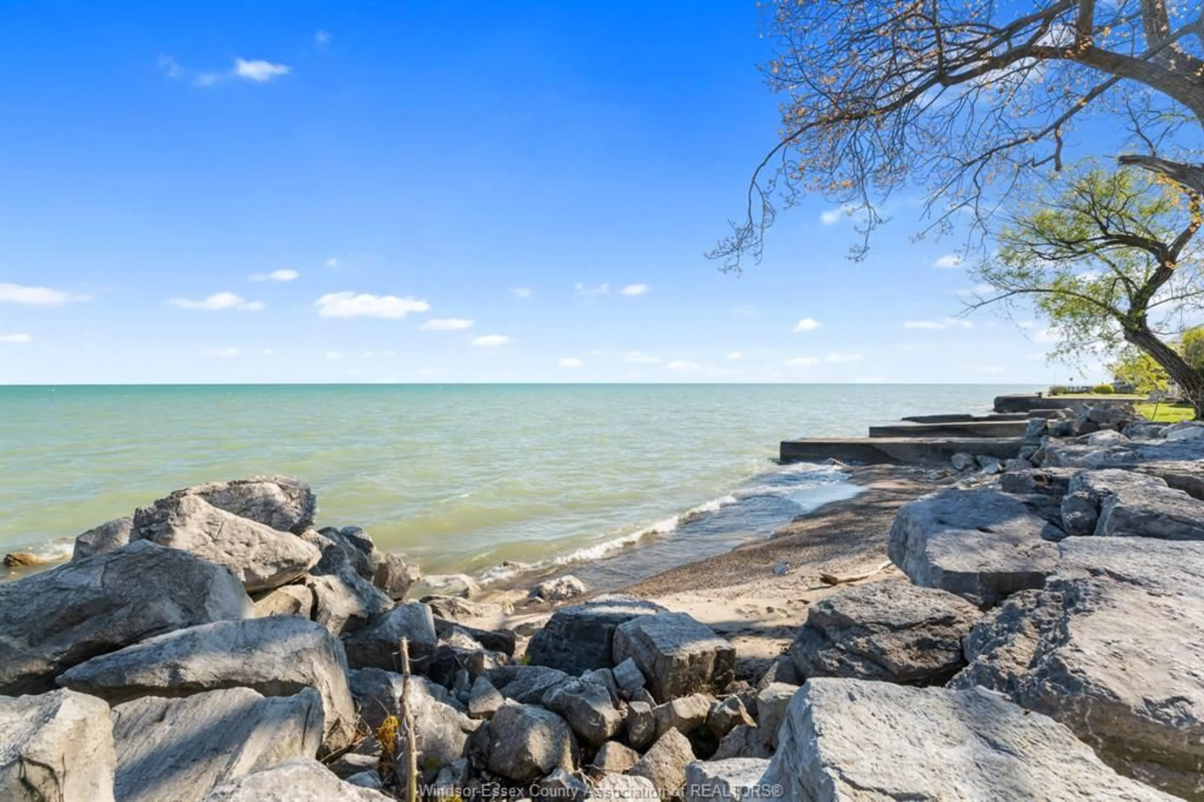 Patio, water/lake/river/ocean view for 1465 HERITAGE Rd, Kingsville Ontario N9Y 2E6